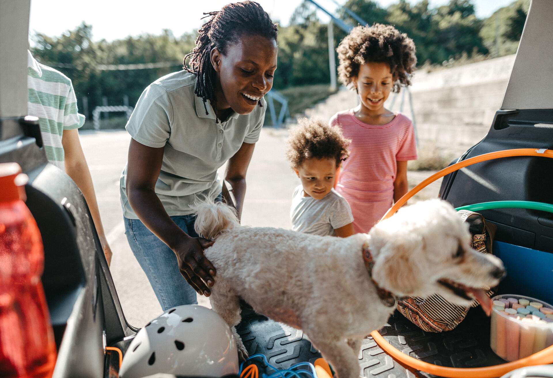 THEME_CAR_ROADTRIP_DOG_PEOPLE_FAMILY_GettyImages-1180401619