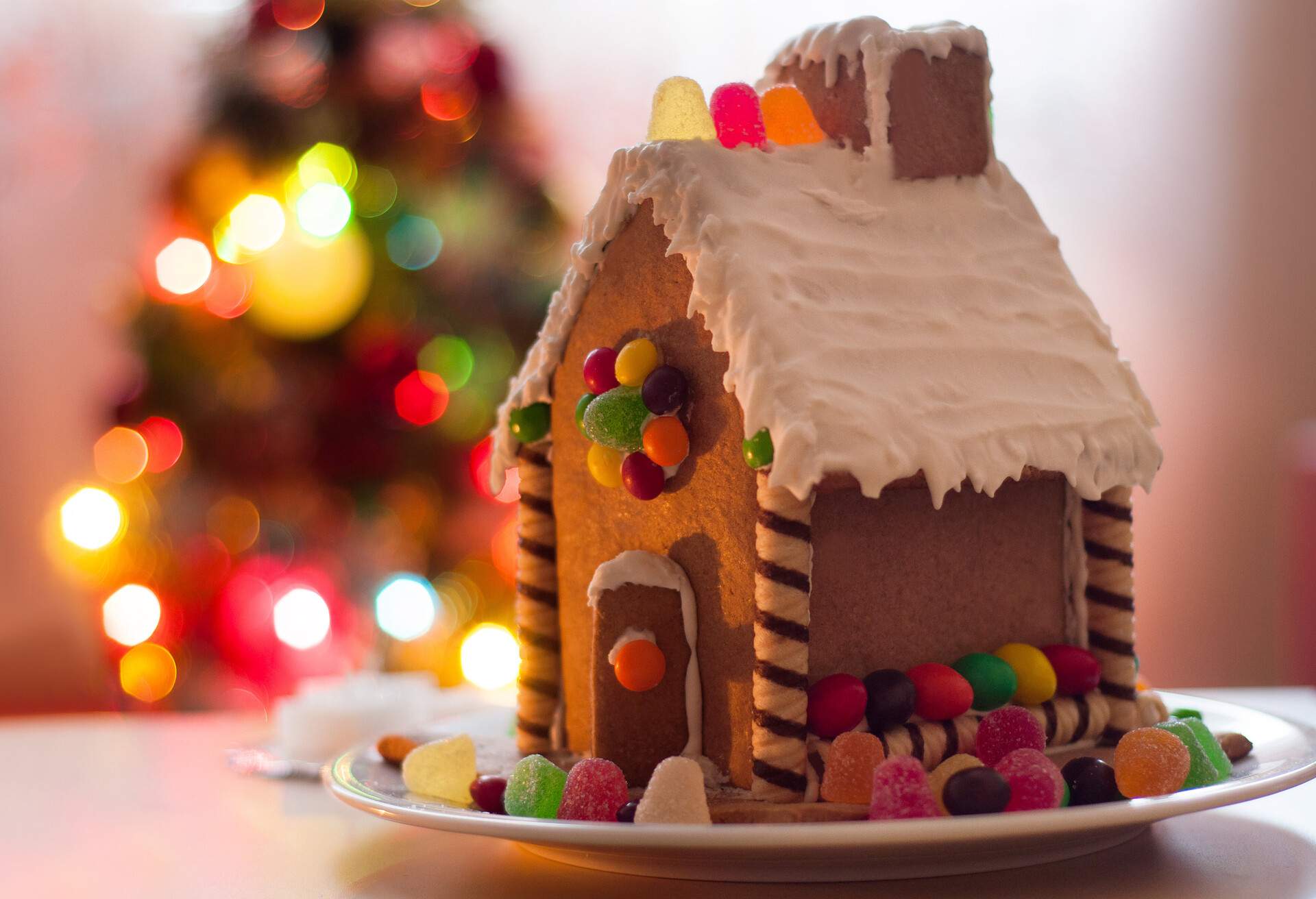 THEME_FOOD_GINGERBREADHOUSE_CHRISTMAS_shutterstock_231732376