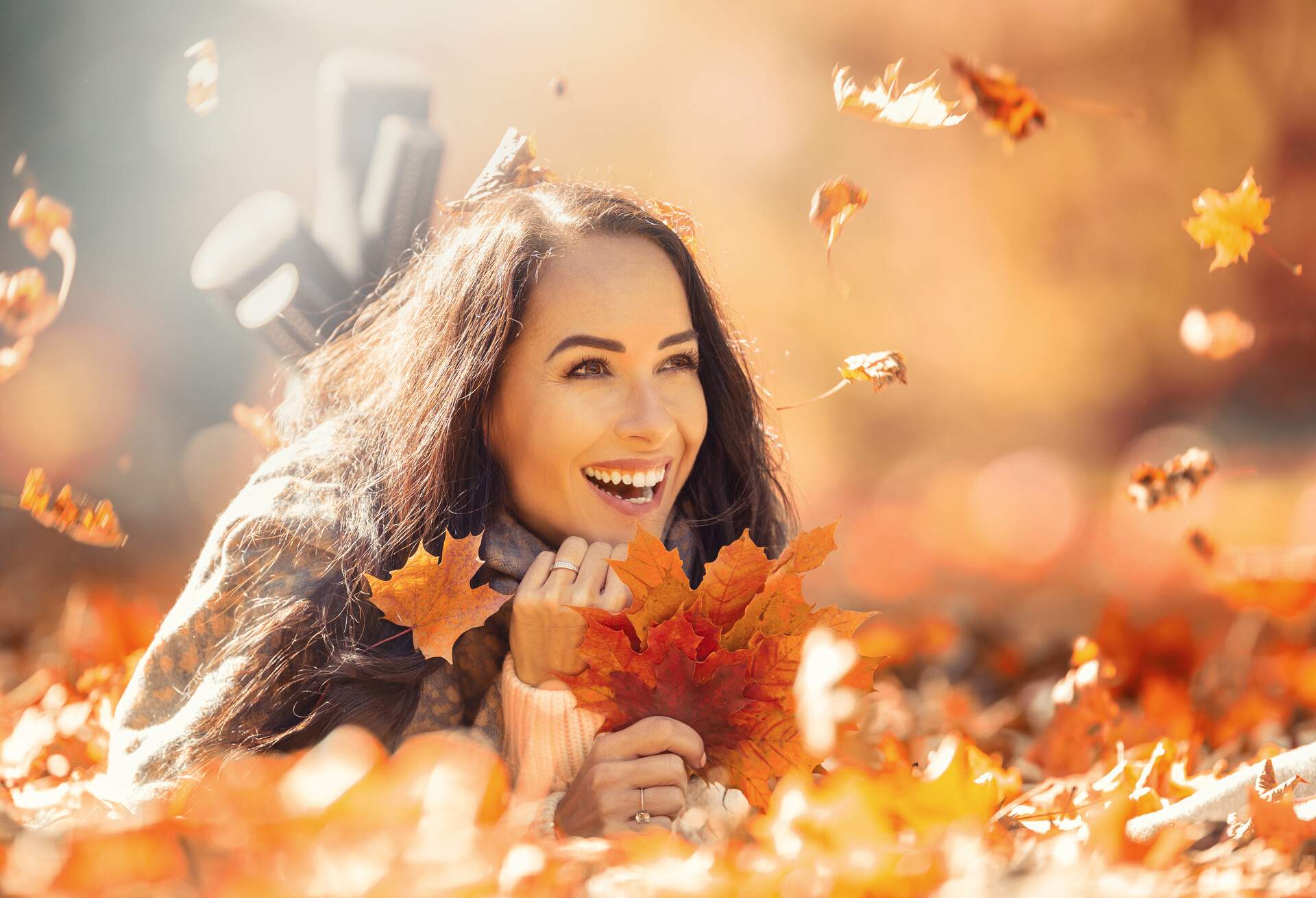 PERSON_WOMAN_AUTUMN_LEAVES
