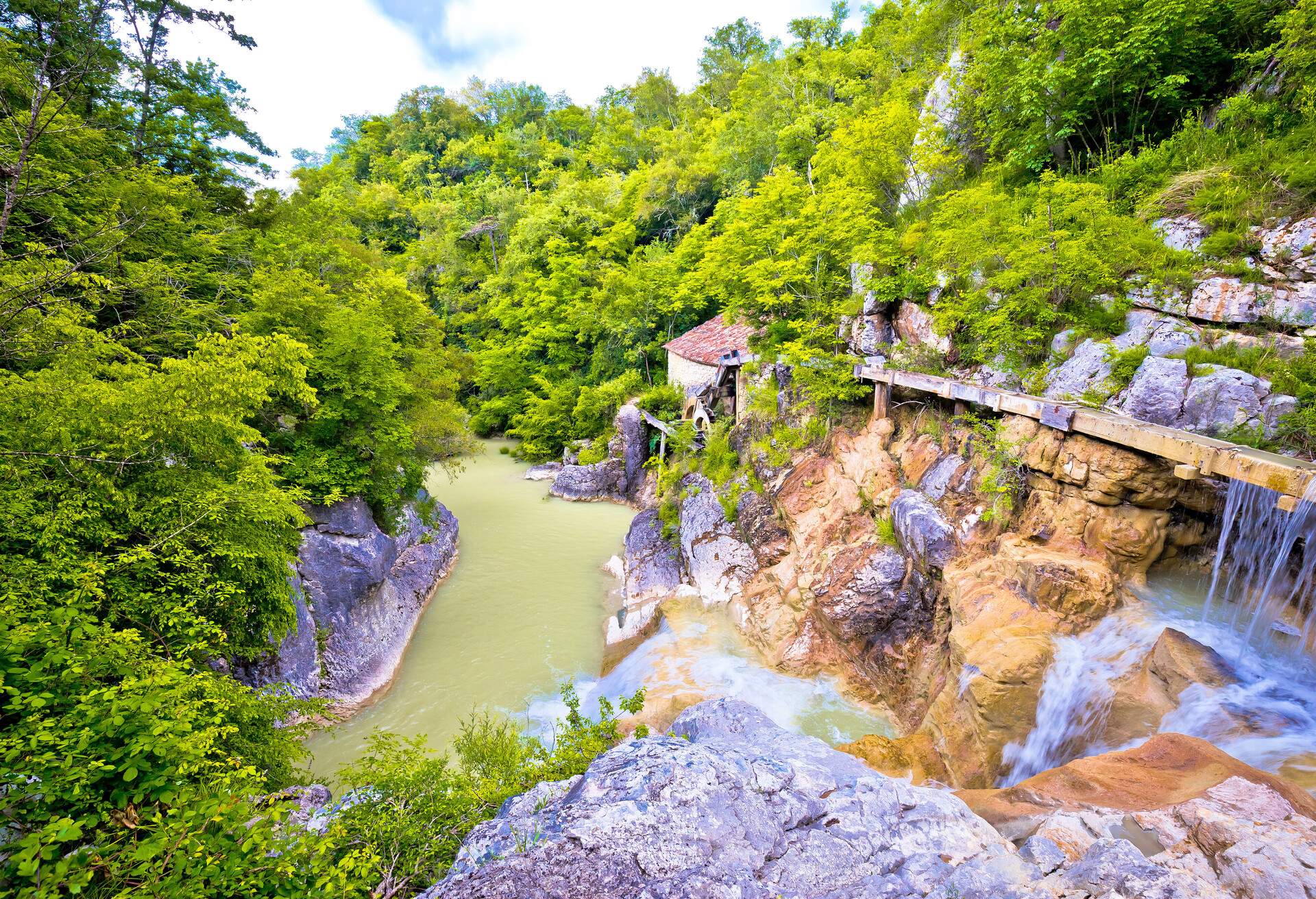 DEST_CROATIA_KOTLI-WATERFALLS_GettyImages-639977276