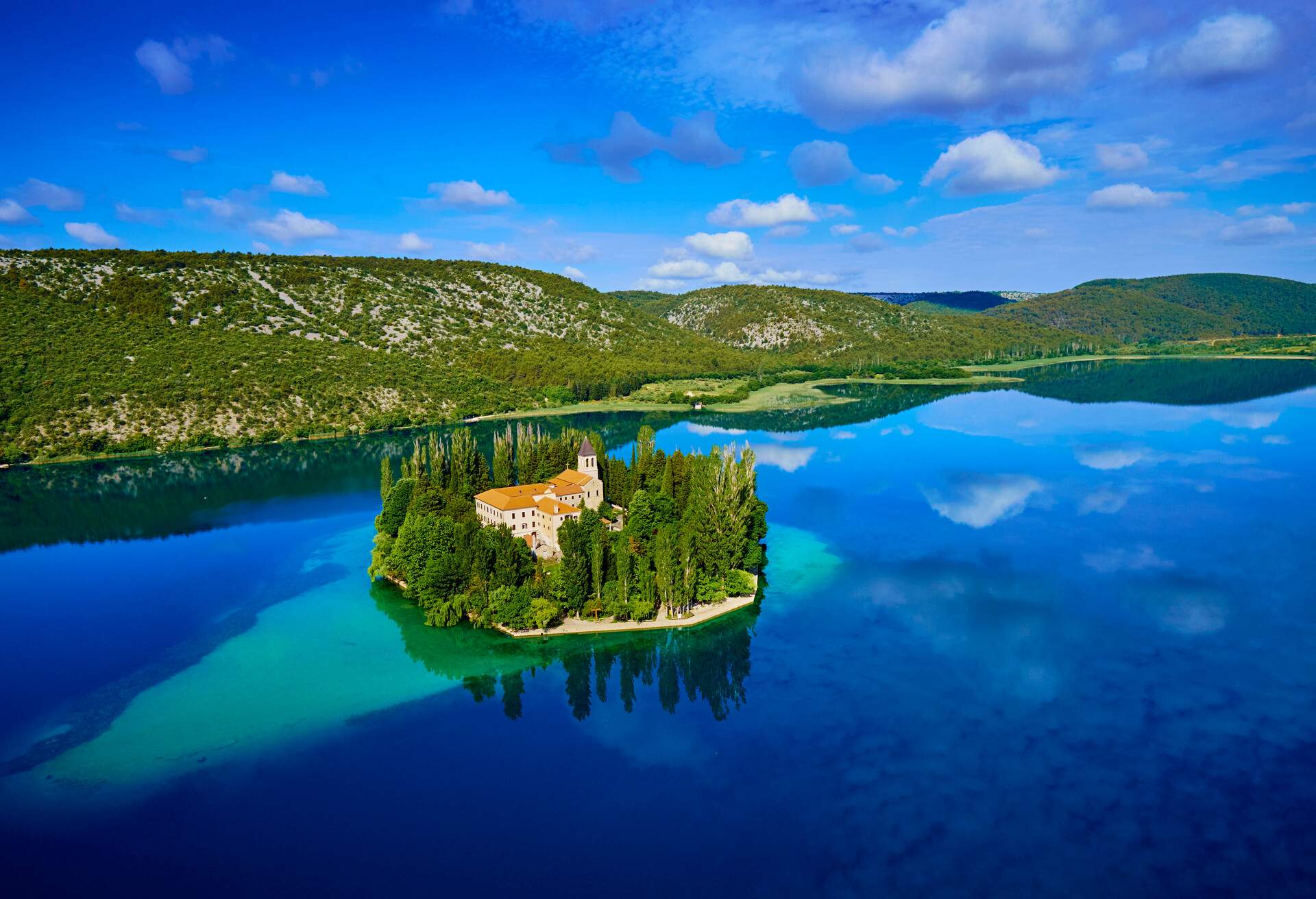 DEST_CROATIA_KRKA-NATIONAL-PARK_VISOVAC-MONASTERY_GettyImages-577252019