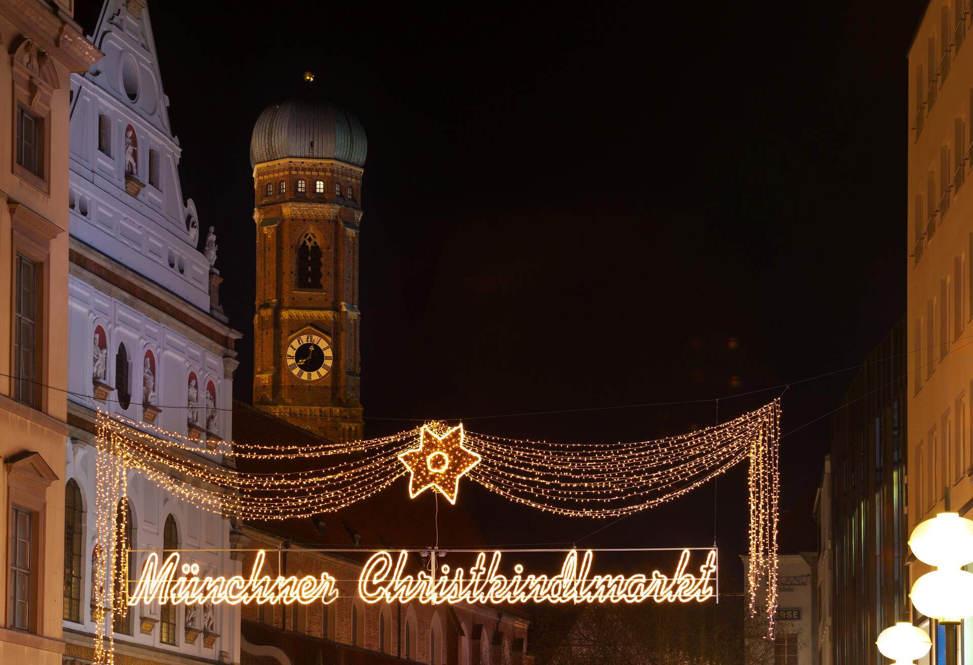 The Munich markets are breathtakingly beautiful with fairy lights lining the streets and illuminated Christmas trees and stars dotted around the marketplace.