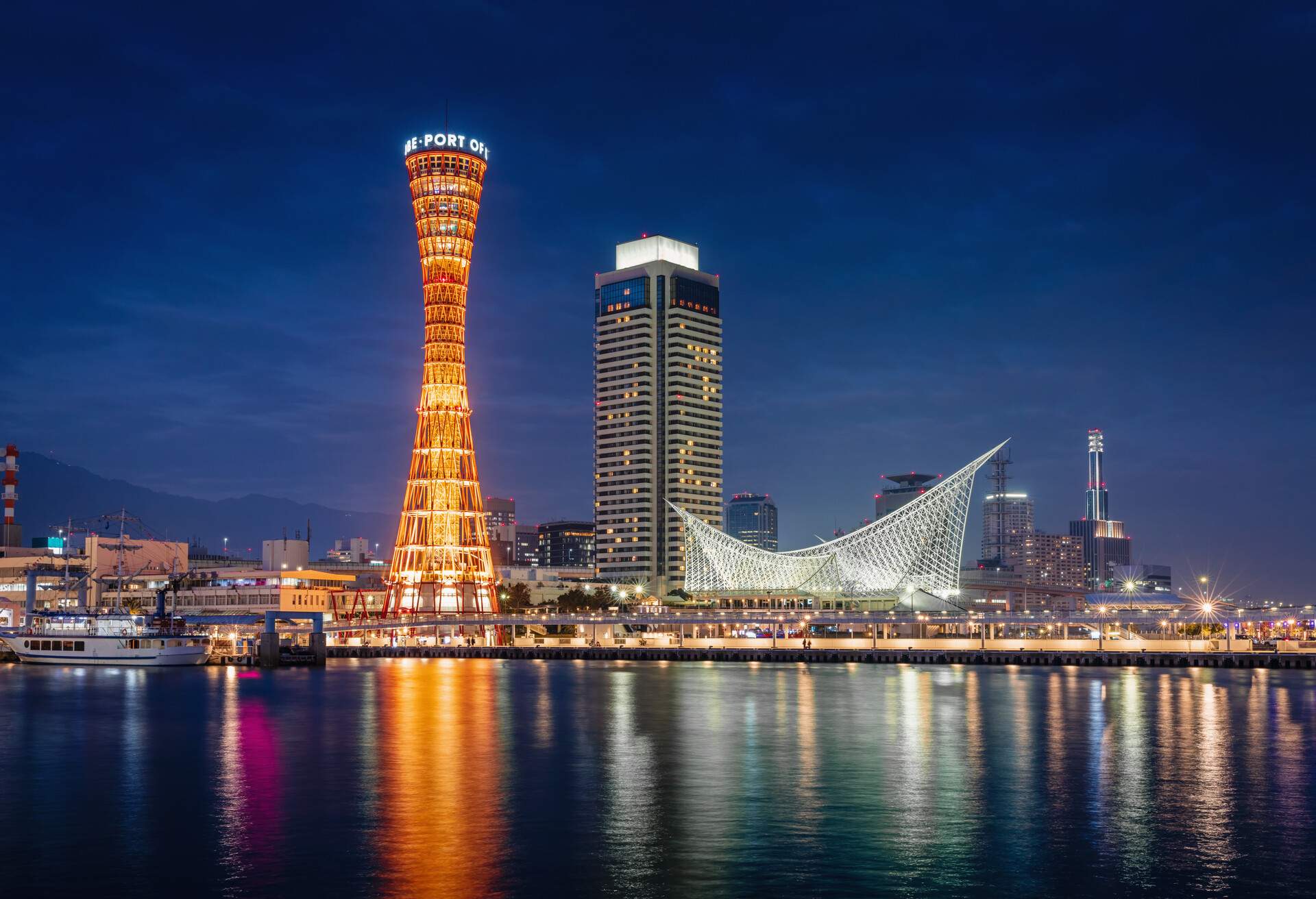 DEST_JAPAN_HONSHU_KOBE-PORT-TOWER_GettyImages-1167356331