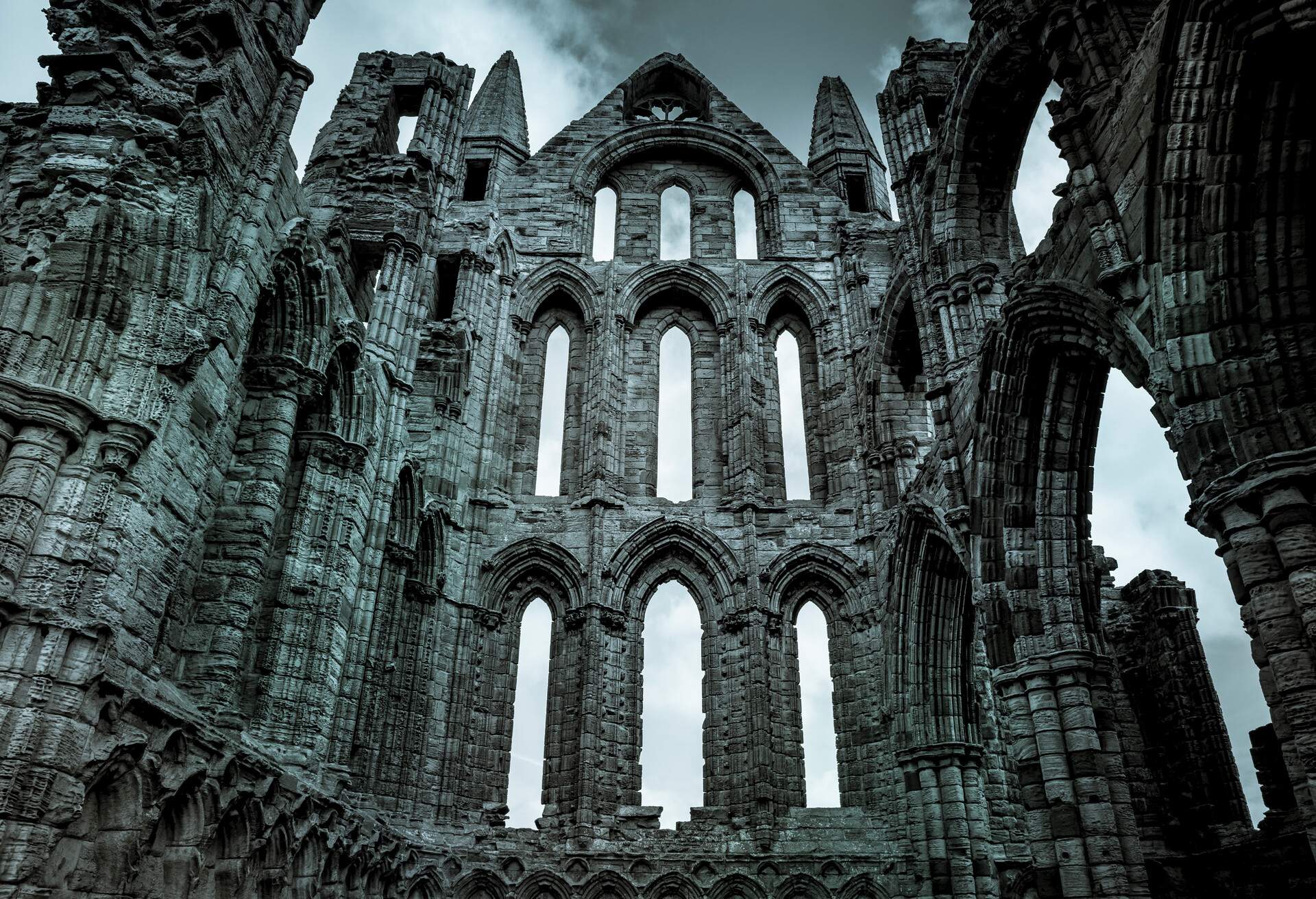 DEST_Ruins-of-Whitby-Abbey_North-Yorkshire_England.jpg