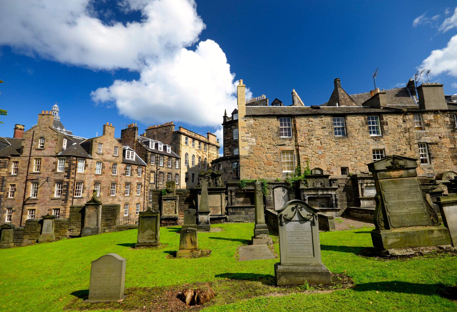 DEST_SCOTLAND_Greyfriars_Kirkyard_ Cemetery_GettyImages-530588269