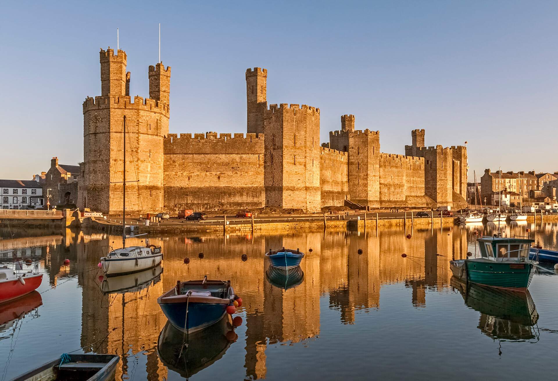 DEST_UK-WALES_Caernarfon_Castle_GettyImages-530781875