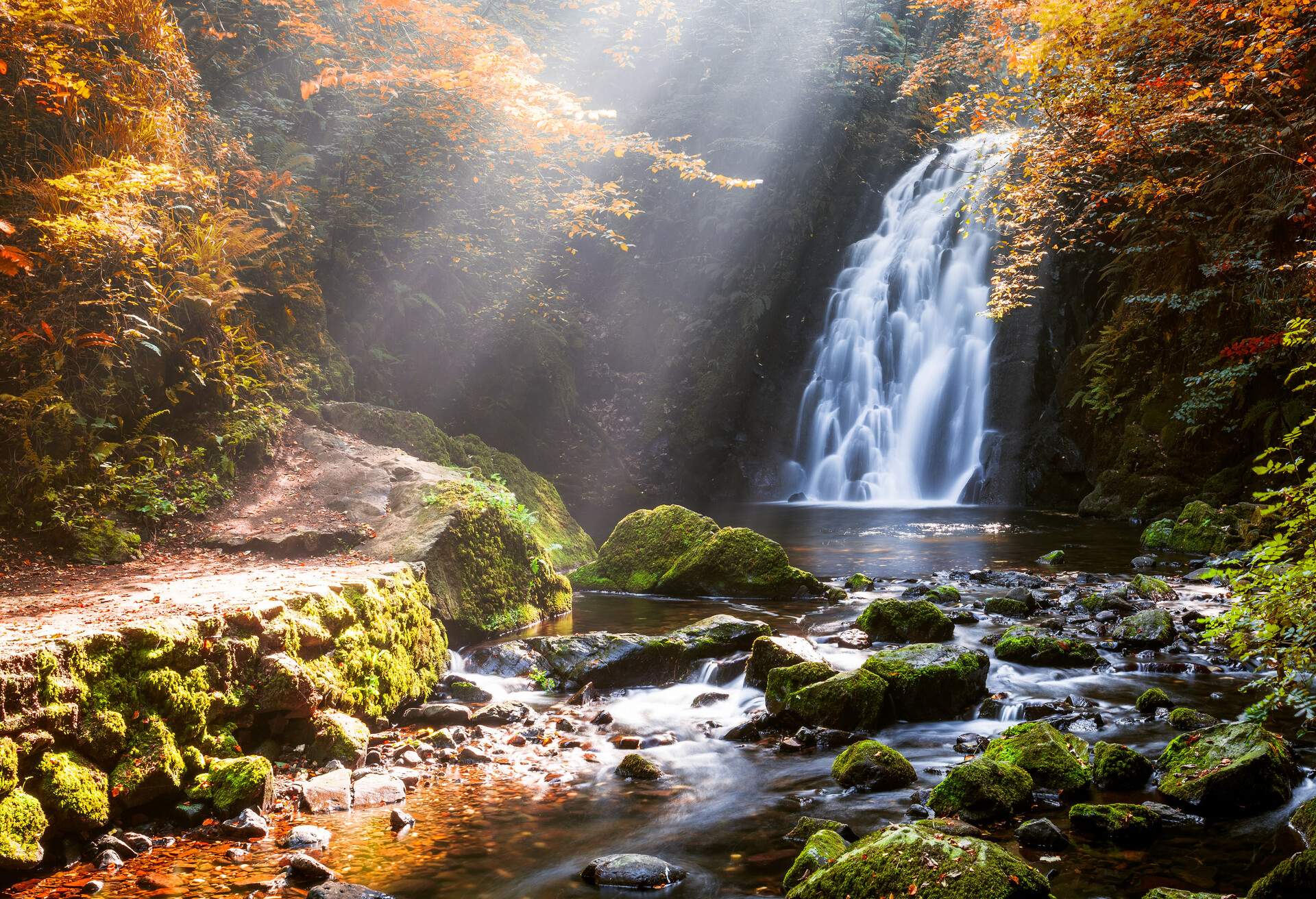 DEST_UK_NORTHERN-IRELAND_GLENOE-WATERFALL_GettyImages-859913510