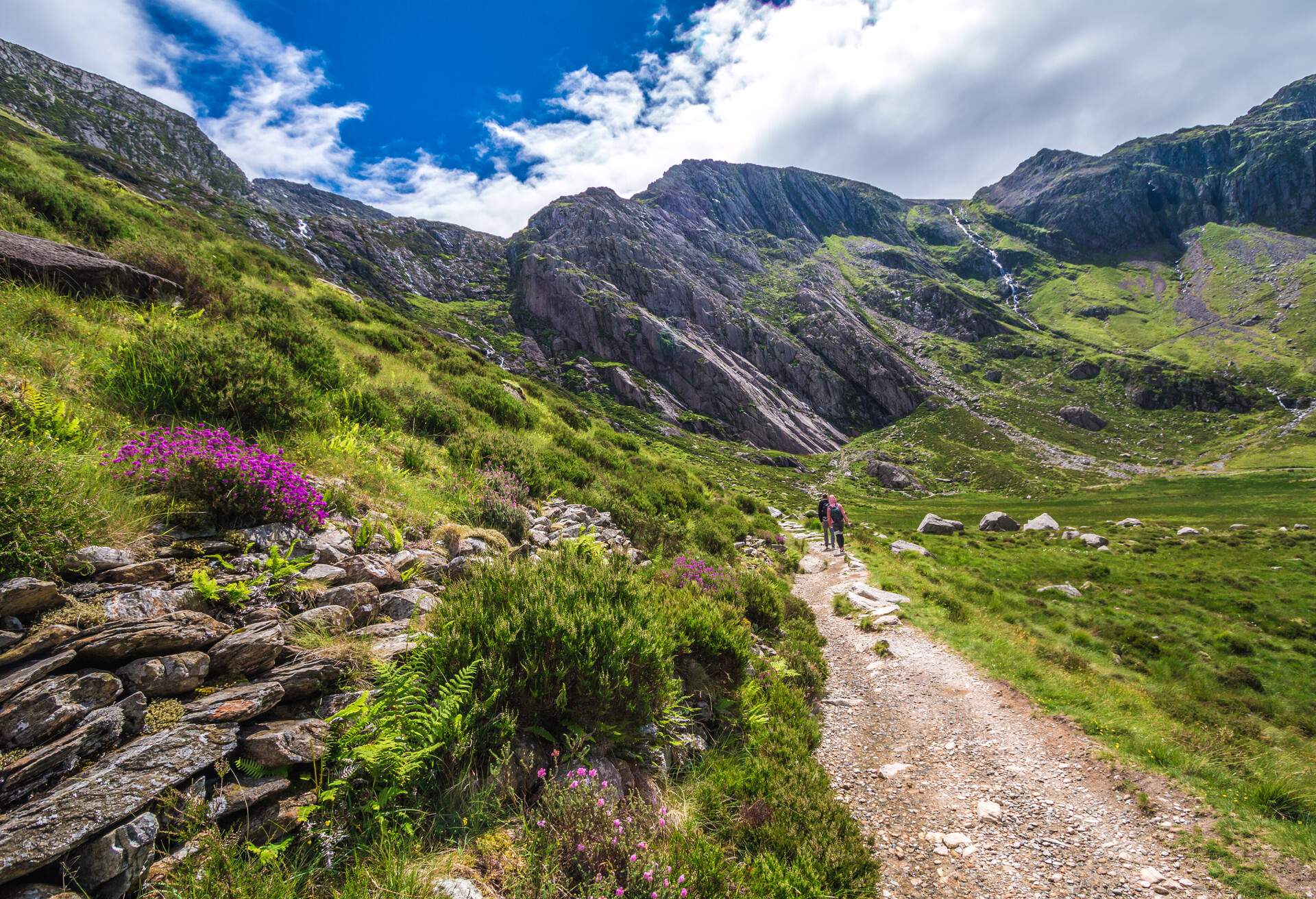 DEST_UK_WALES_SNOWDONIA_Glyderau-Mountains_Twll-Du_GettyImages-817135852