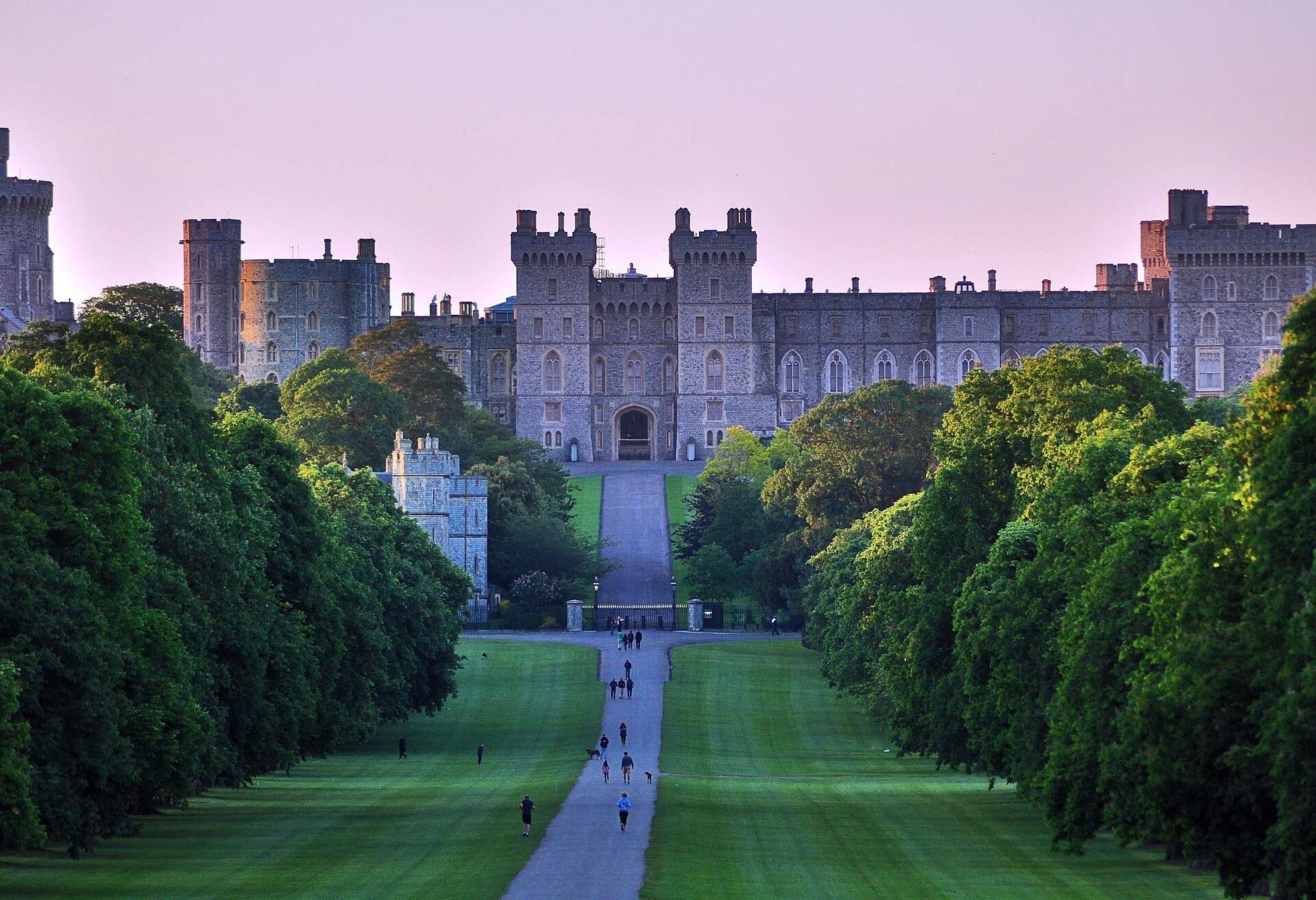 DEST_UK_WINDSOR_CASTLE_shutterstock-portfolio_715033267