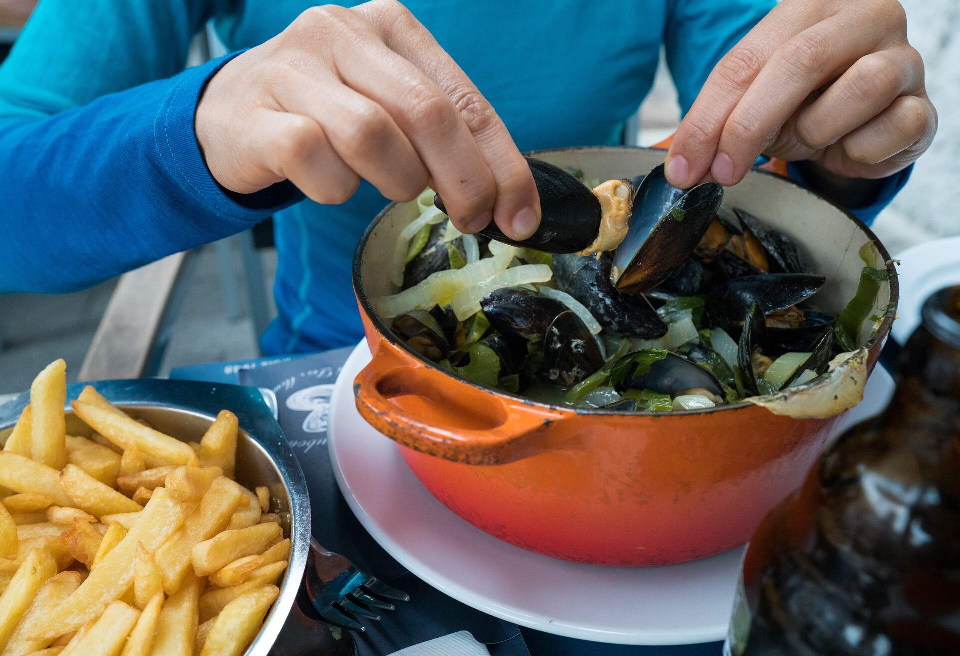 THEME_FOOD_FRENCH_MOULES_FRITES_MUSSELS_FRIES_GettyImages-1173560779
