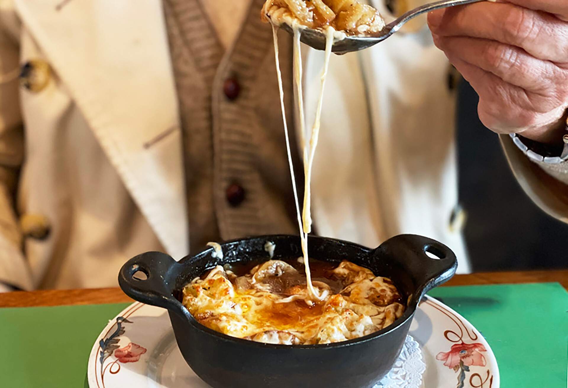 THEME_FOOD_FRENCH_ONION_SOUP_GettyImages-1347737015