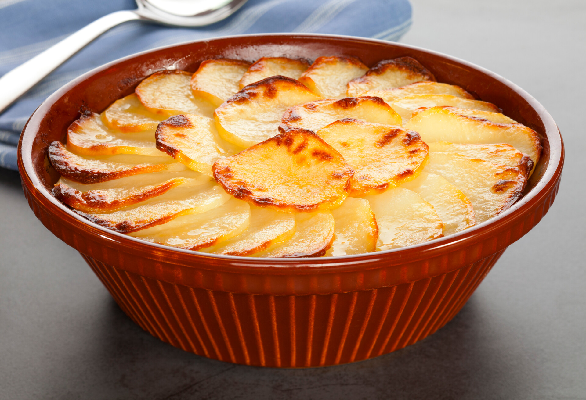 THEME_FOOD_FRENCH_Pommes Boulangère_GettyImages-1005860654