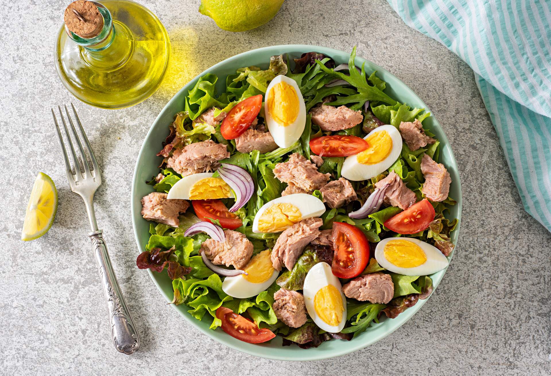 THEME_FOOD_FRENCH_Salade-Nicoise_GettyImages-1194074127