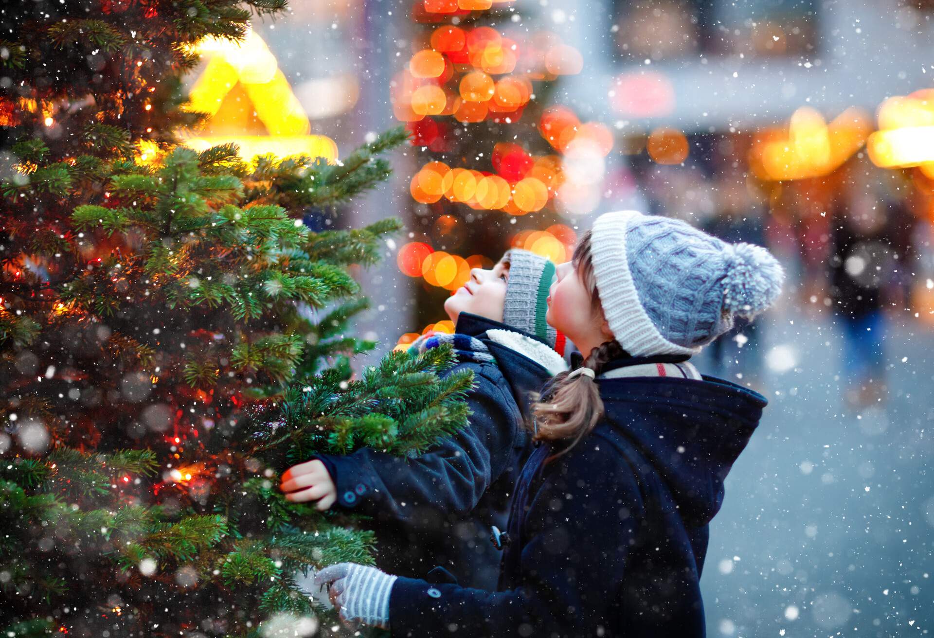 THEME_PEOPLE_KIDS_CHRISTMAN_MARKET_SNOW_TREE_GettyImages