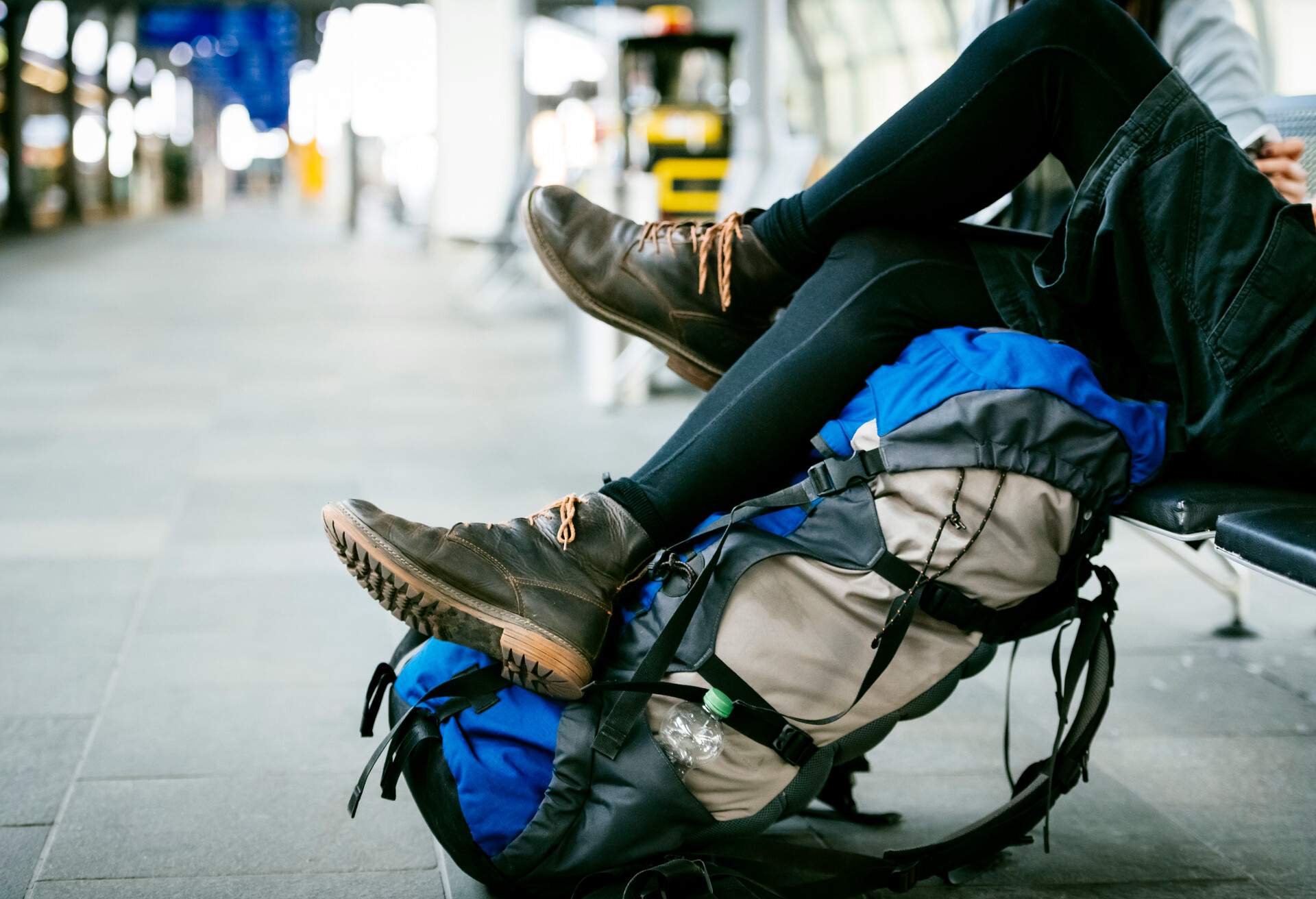 PERSON_TRAVELING_BACKPACK