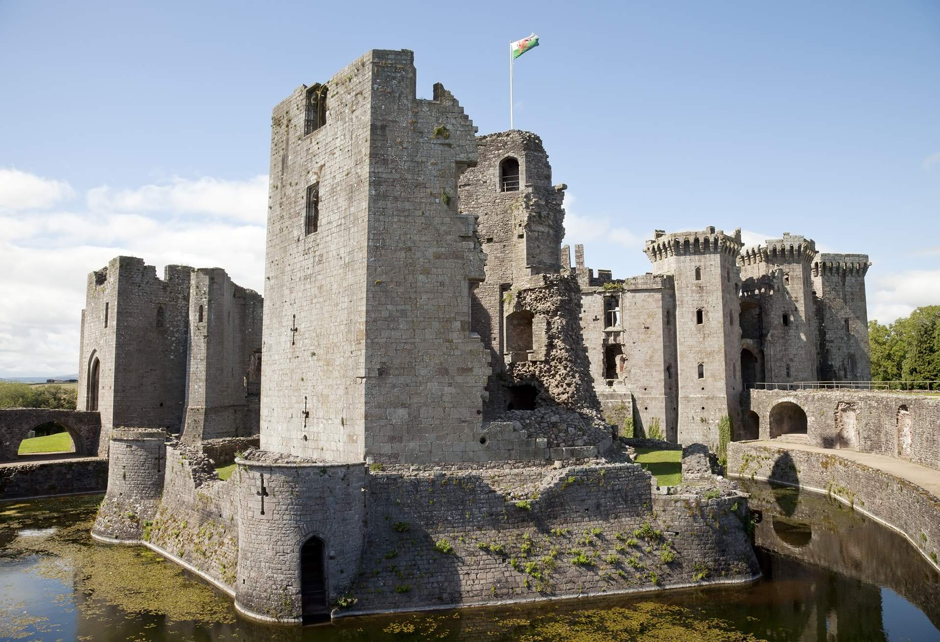 uk_wales_raglan-castle