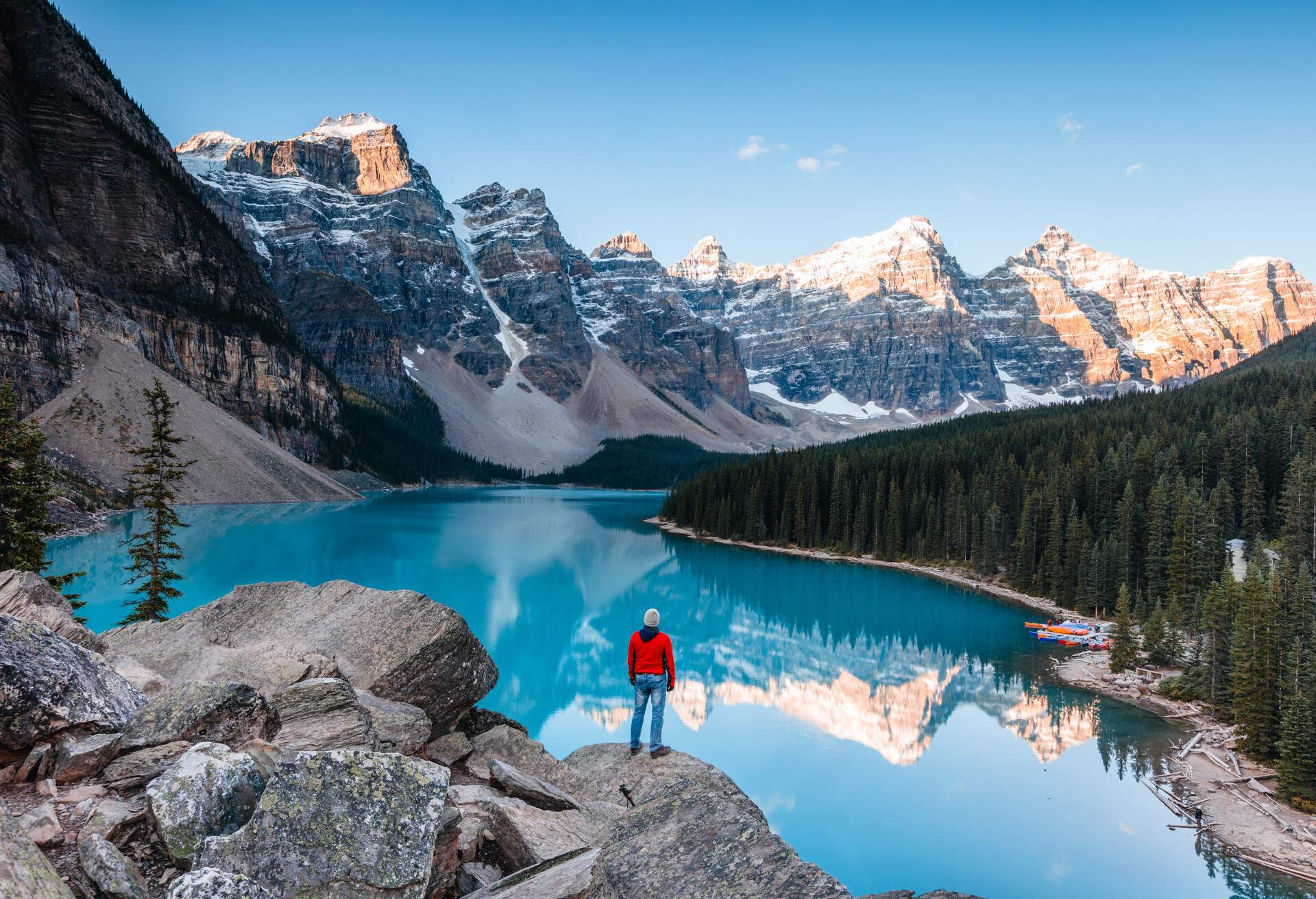 DEST_CANADA_ALBERTA_BANFF-NATIONAL-PARK_THEME_PEOPLE_MAN_AT_LAKE_MORAINE_GettyImages-908178812