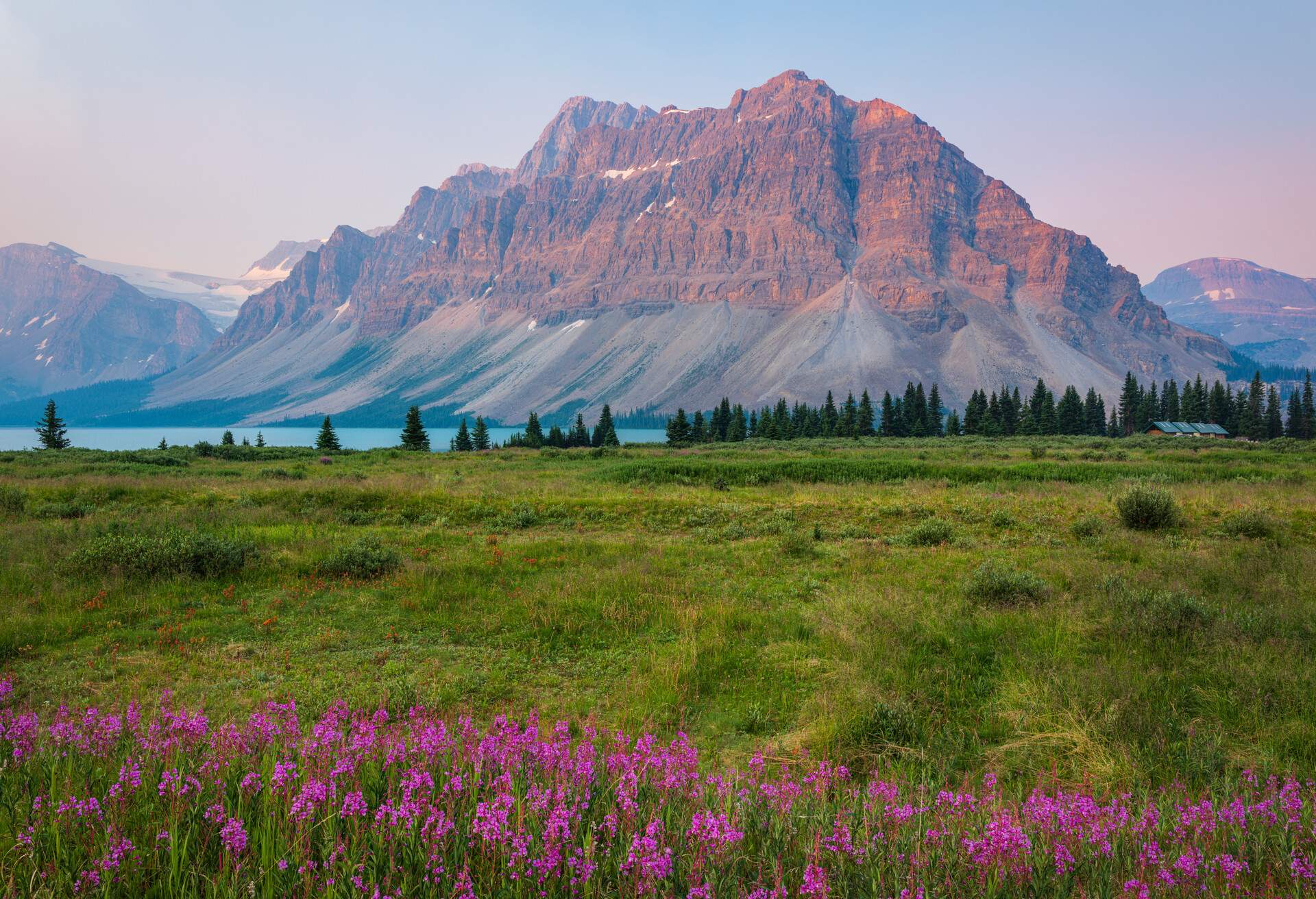 DEST_CANADA_JASPER-NATIONAL-PARK_BOW_LAKE_GettyImages-1337165532