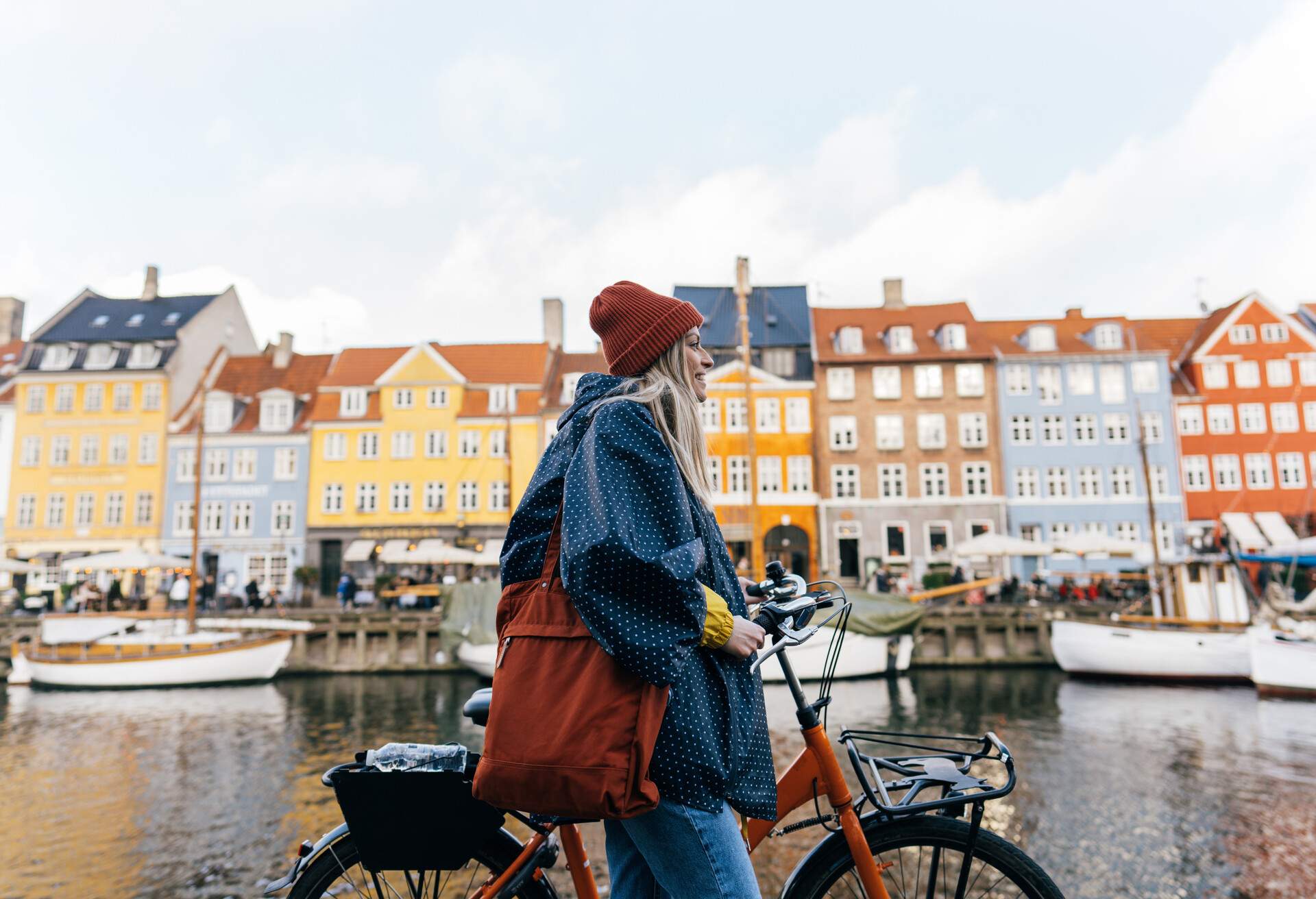 DENMARK_COPENHAGEN_NYHAVN_PEOPLE_WOMAN_BICYCLE