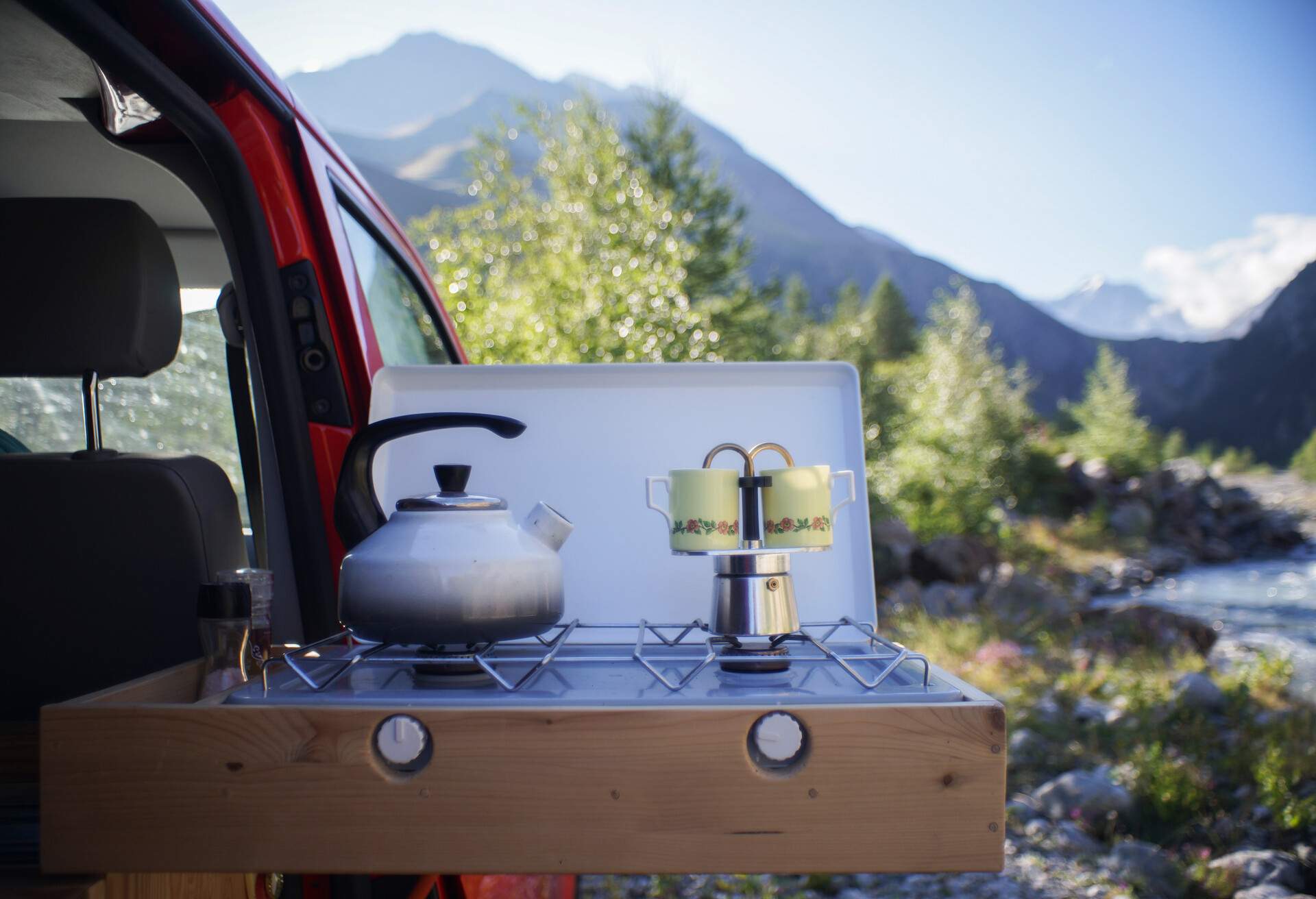 CAMPING_CAMPERVAN_COFFEE_GettyImages-1365841439