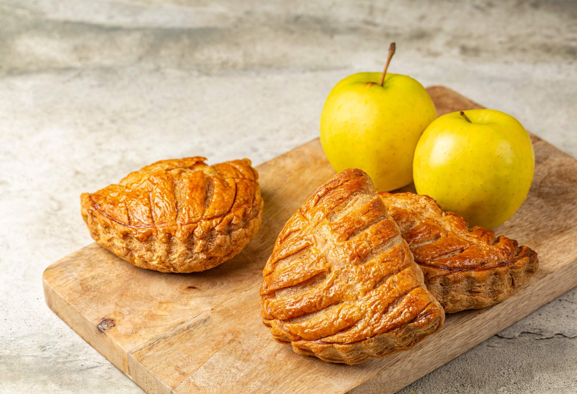 THEME_FOOD_APPLE_TURNOVERS_Chaussons_aux_ pommes_GettyImages-1363963655