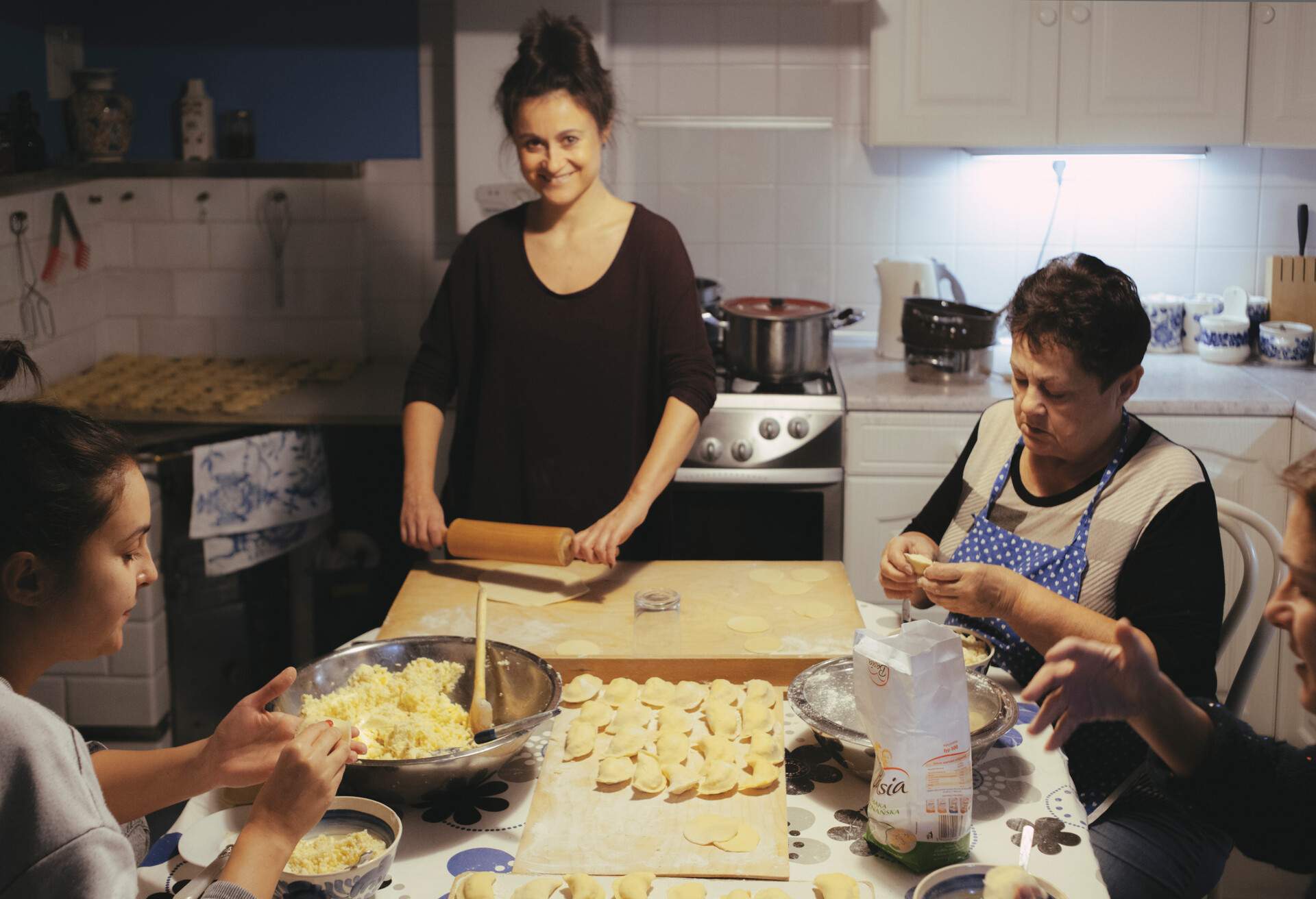 https://www.kayak.co.uk/news/wp-content/uploads/sites/5/2022/11/THEME_FOOD_PIEROGI_FAMILY_PREPARING_POLAND_GettyImages-908296254.jpg