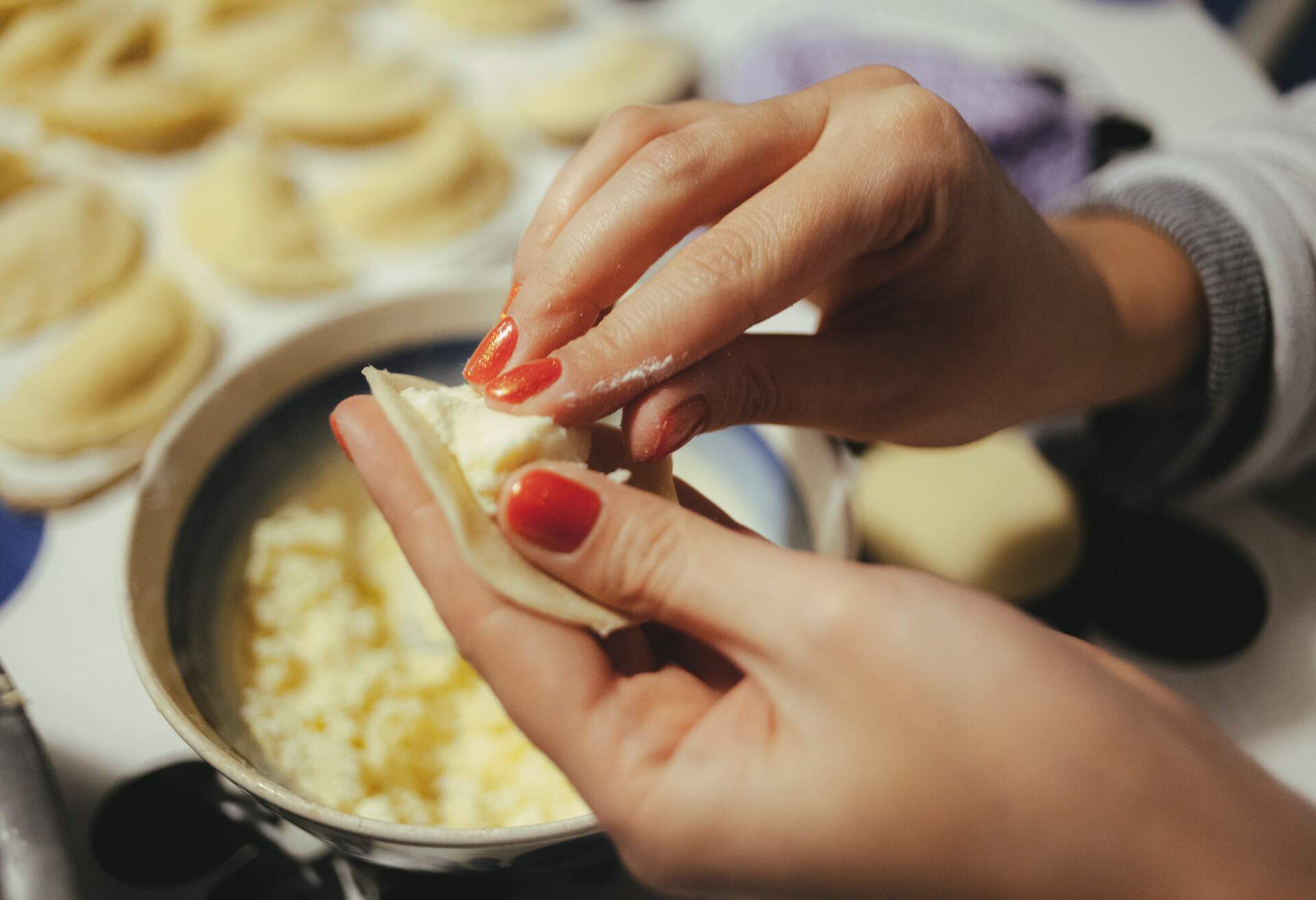 FOOD_PIEROGI_PREPARING_WOMAN_HAND