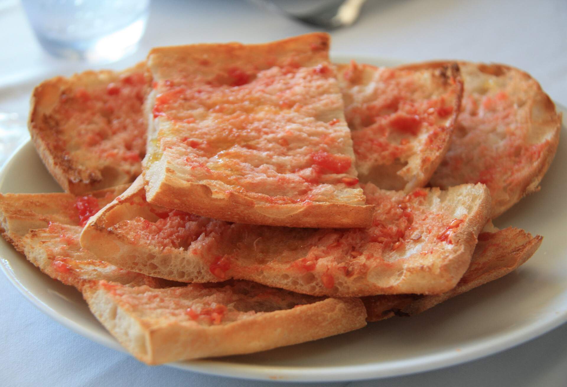 THEME_FOOD_SPANISH_PAN-CON-TOMATE_sencillo pa amb oli_GettyImages-127316010