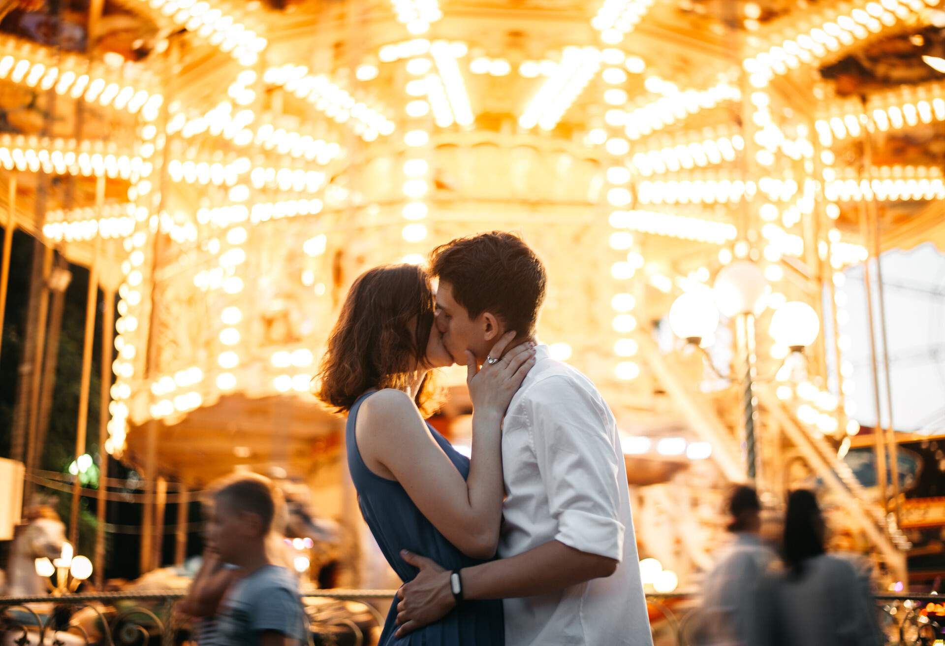 PEOPLE_COUPLE_KISSING_AMUSEMENT_PARK