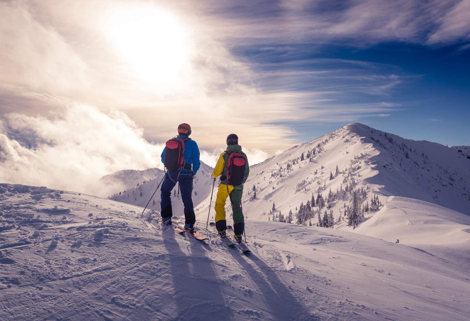 SKIING_CANADA_MOUNTAIN_PEOPLE