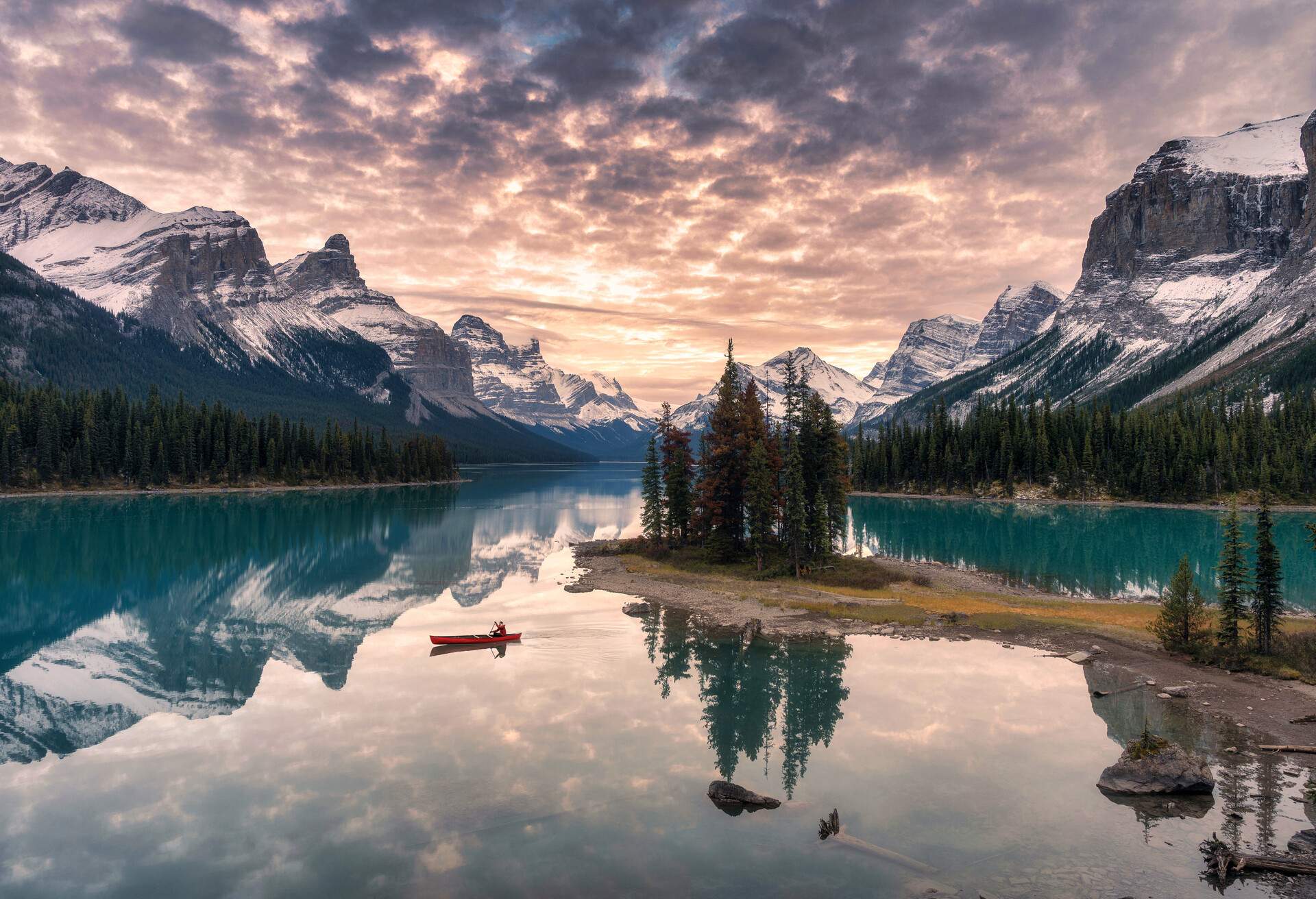 canada_jasper_national_park_maligne_lake_traveler_canoeing