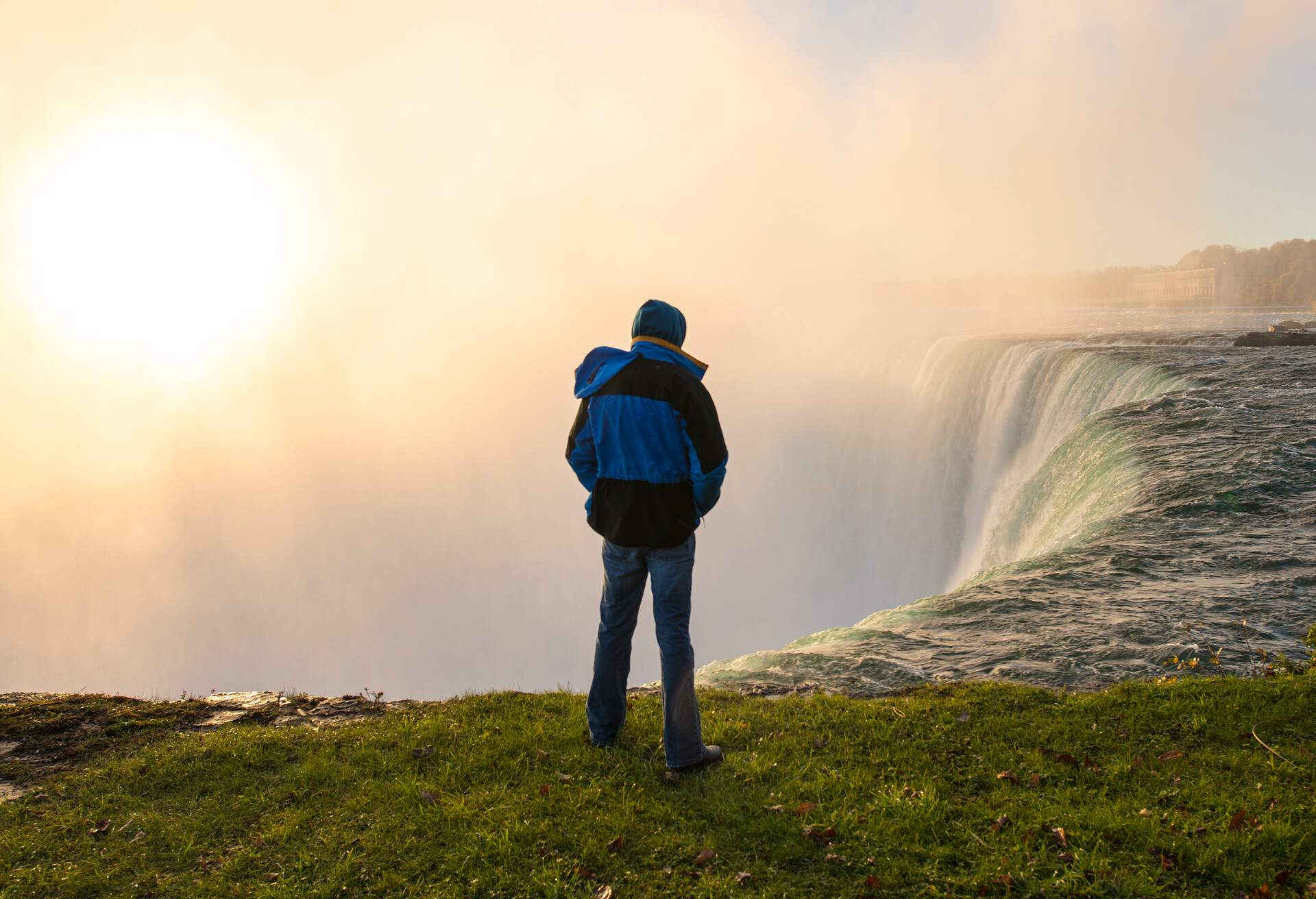 CANADA_NIAGARA_FALLS_MAN