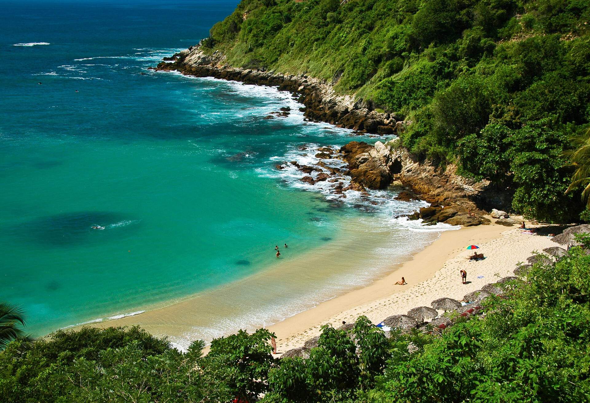 Beautiful Turquoise waters at the tropical paradise beach of Playa Carrizalillo, Puerto Escondido, Oaxaca, Mexico