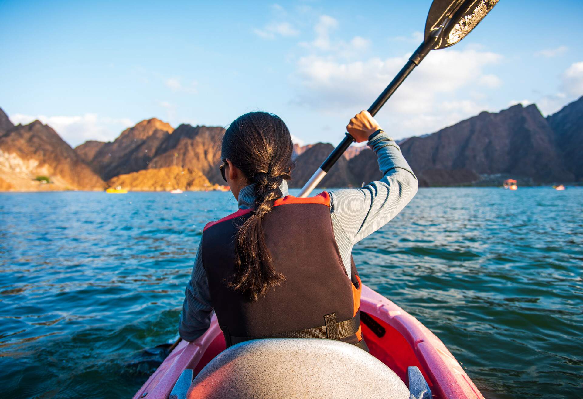 DEST_UAE_DUBAI_KAYAKING_HATTA_GettyImages-1199070889