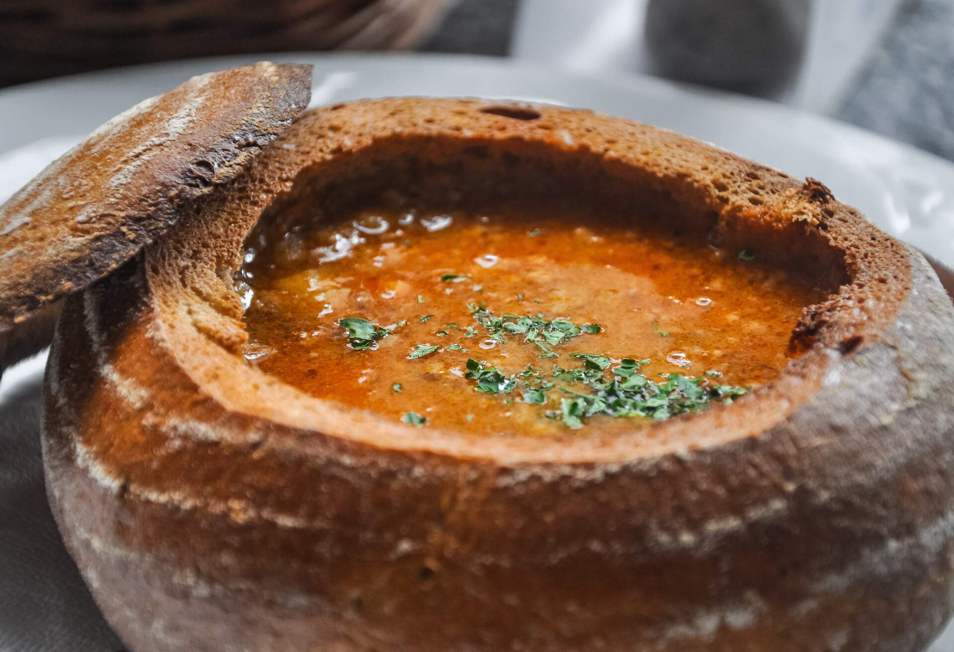 FOOD_POLISH_GOULASH_SOUP_BREAD