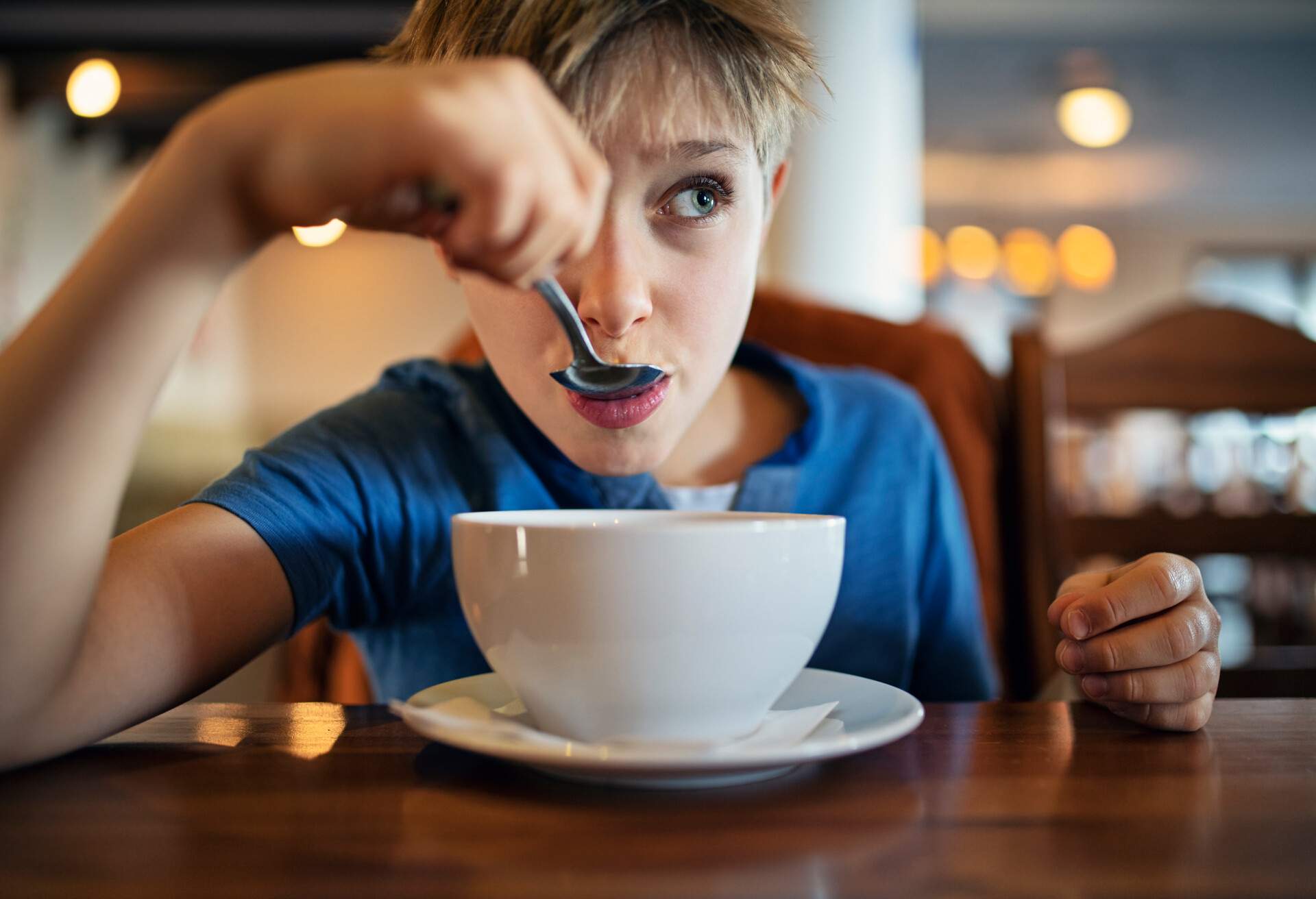 PEOPLE_BOY_EATING_RESTAURANT_POLAND