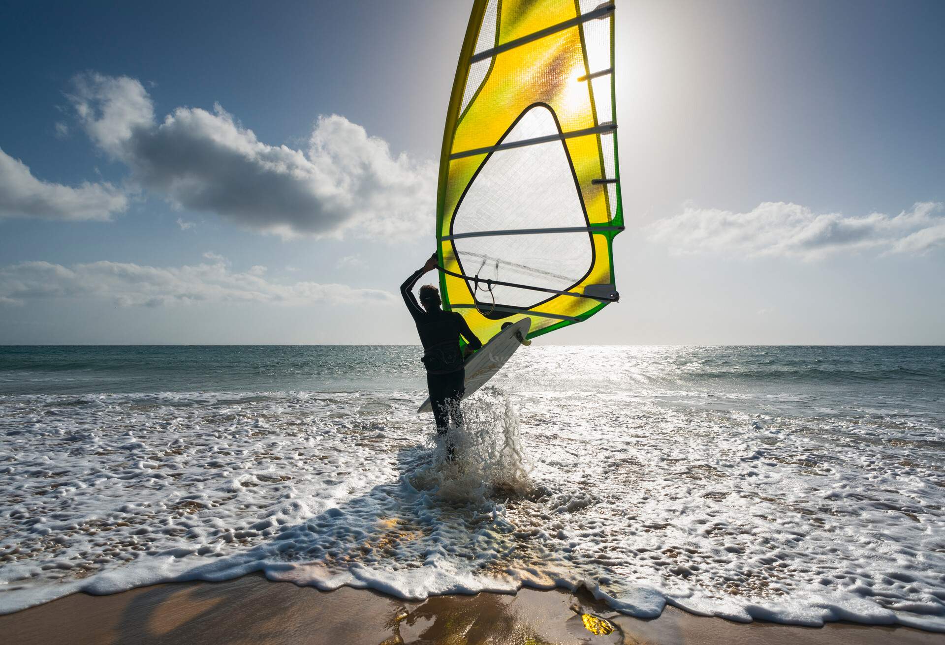 WINDSURFING_WINDSURFER_BEACH_WATER_EUROPE