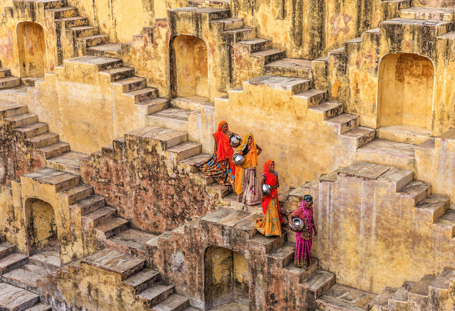 india_indian-women-carrying-water-from-stepwell-near-jaipur