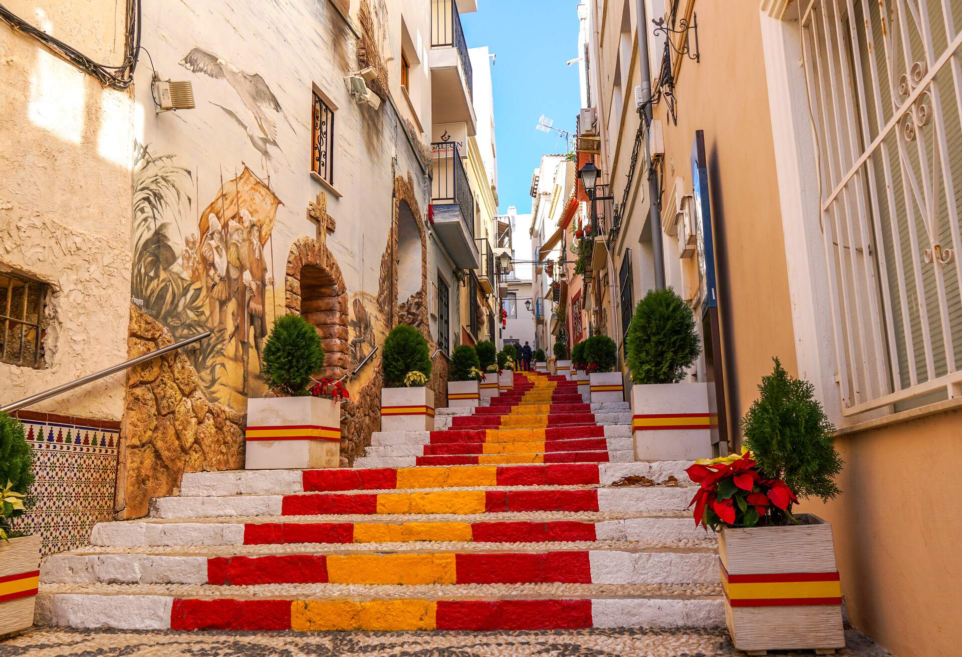 Discover the beautiful winding streets of Alicante Old Town | KAYAK