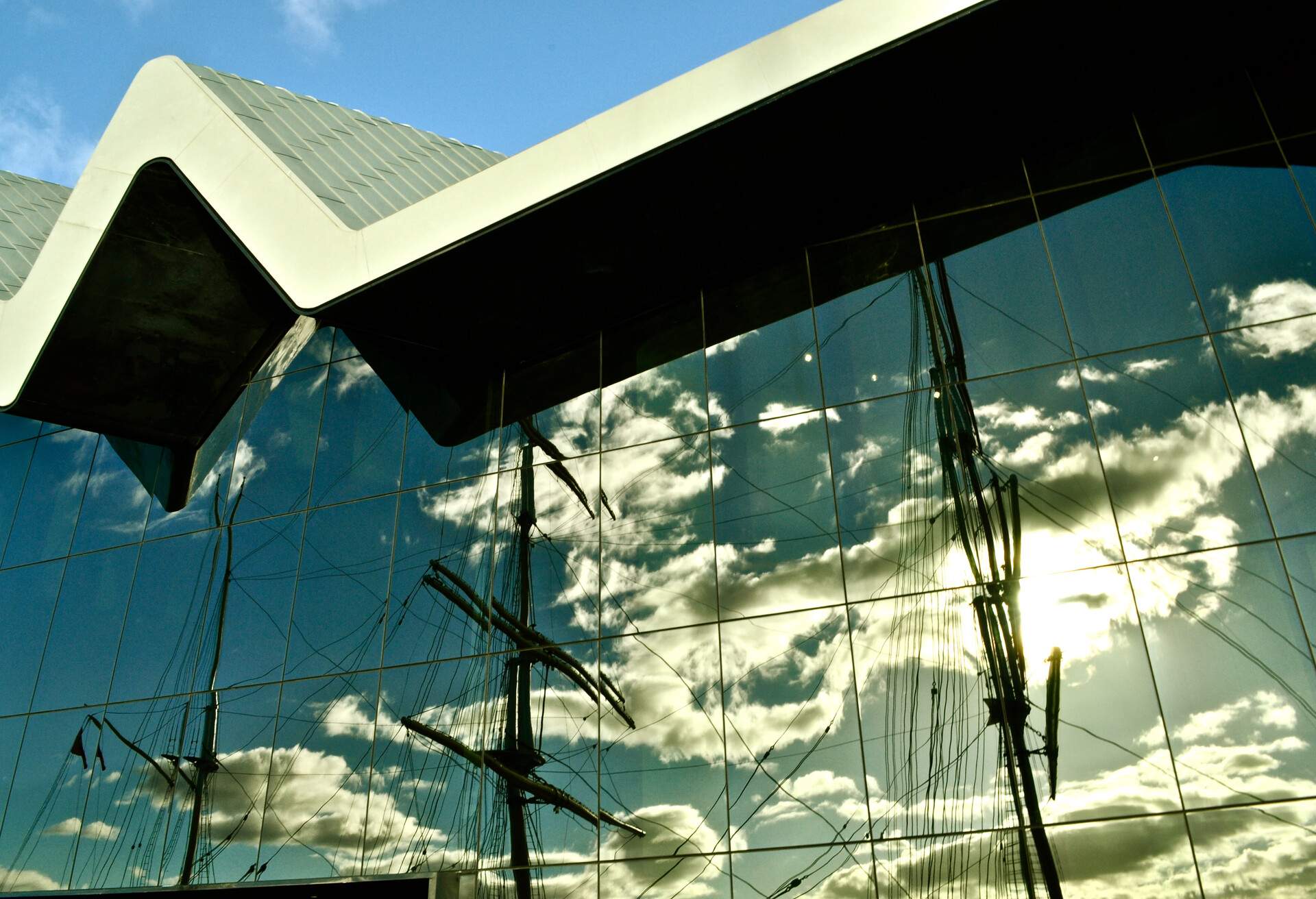 large mirror. Nikon D90. Glasgow. Riverside Museum