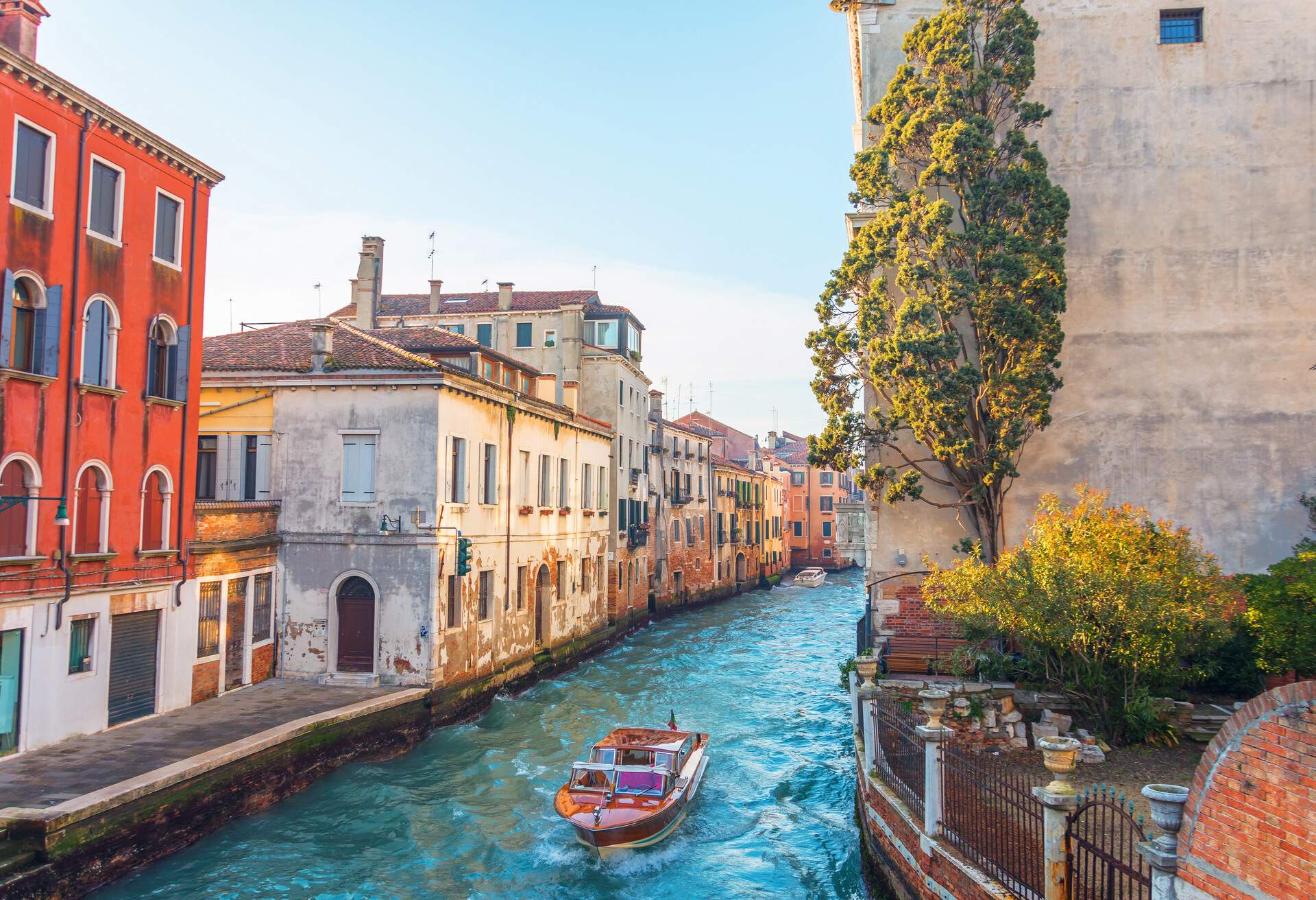 DEST_ITALY_VENICE_CANAL_GettyImages-1126771319