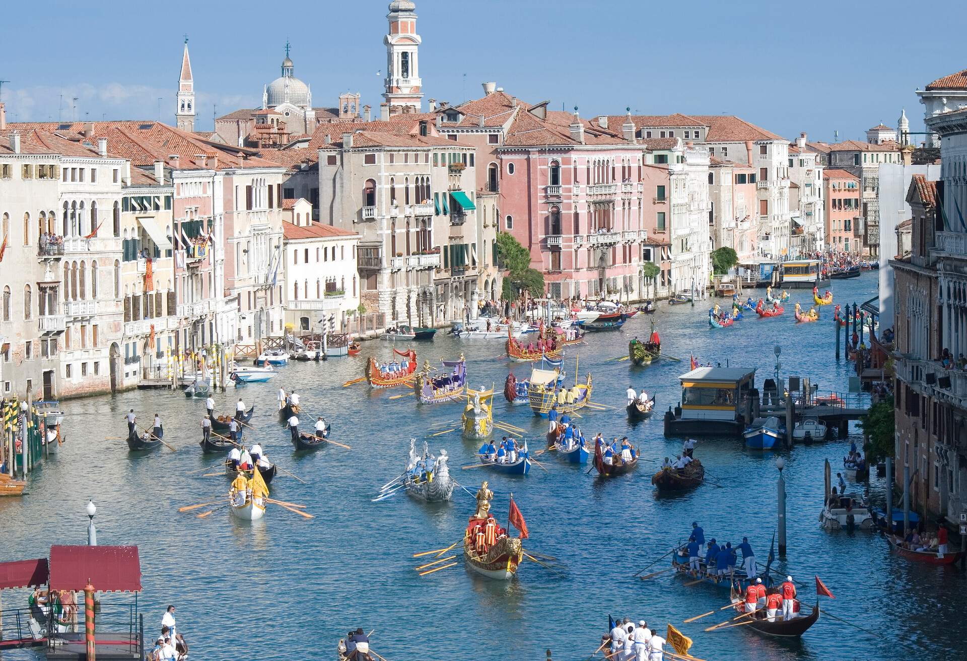 DEST_ITALY_VENICE_HISTORICAL_REGATTA_GettyImages-144874800