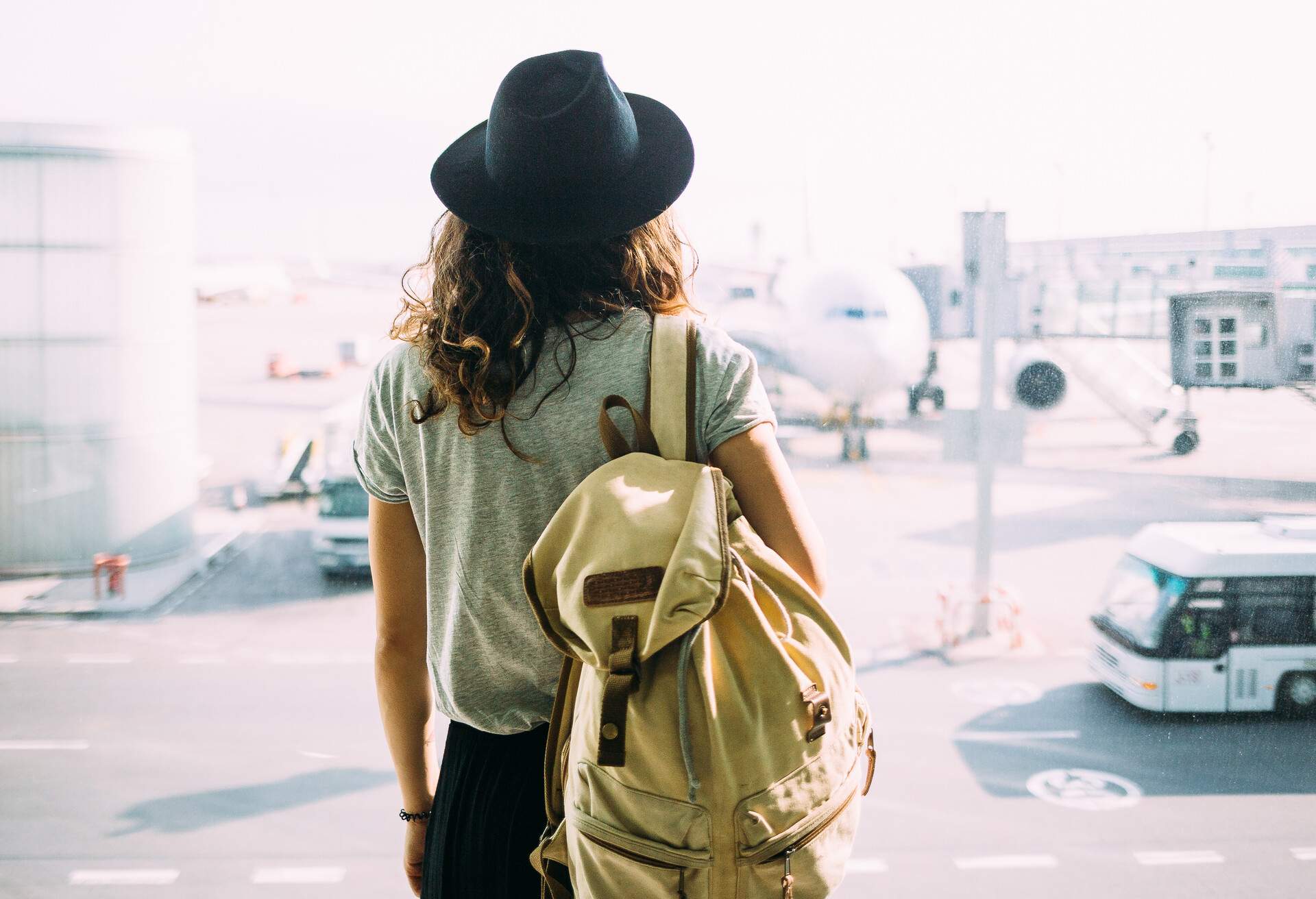 THEME_TRAVEL_TRAVELER_AIRPORT_BACKPACK-shutterstock-portfolio_572624629