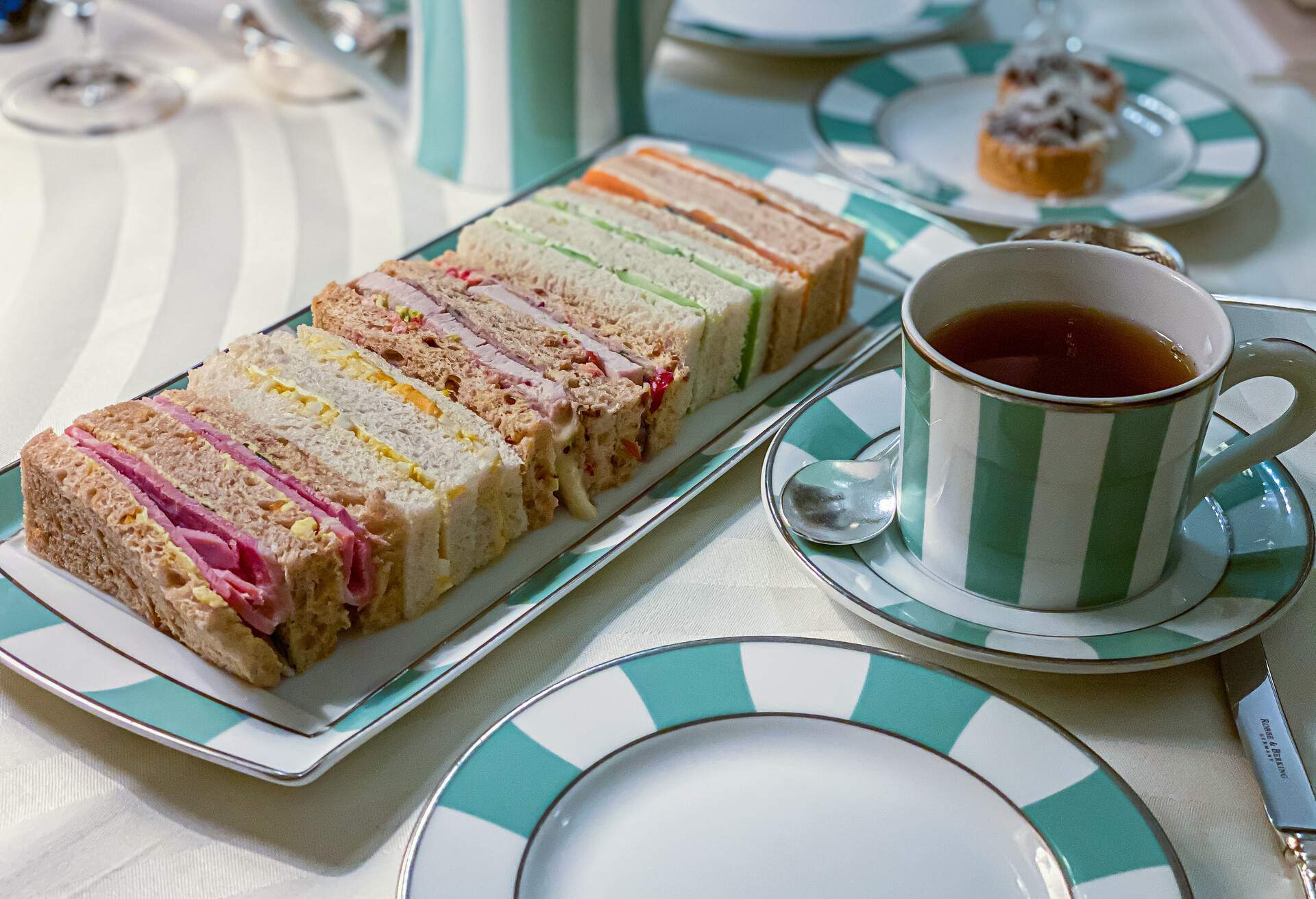 DEST_UK_LONDON_CLARIDGE'S-HOTEL_AFTERNOON-TEA_GettyImages-1198358999