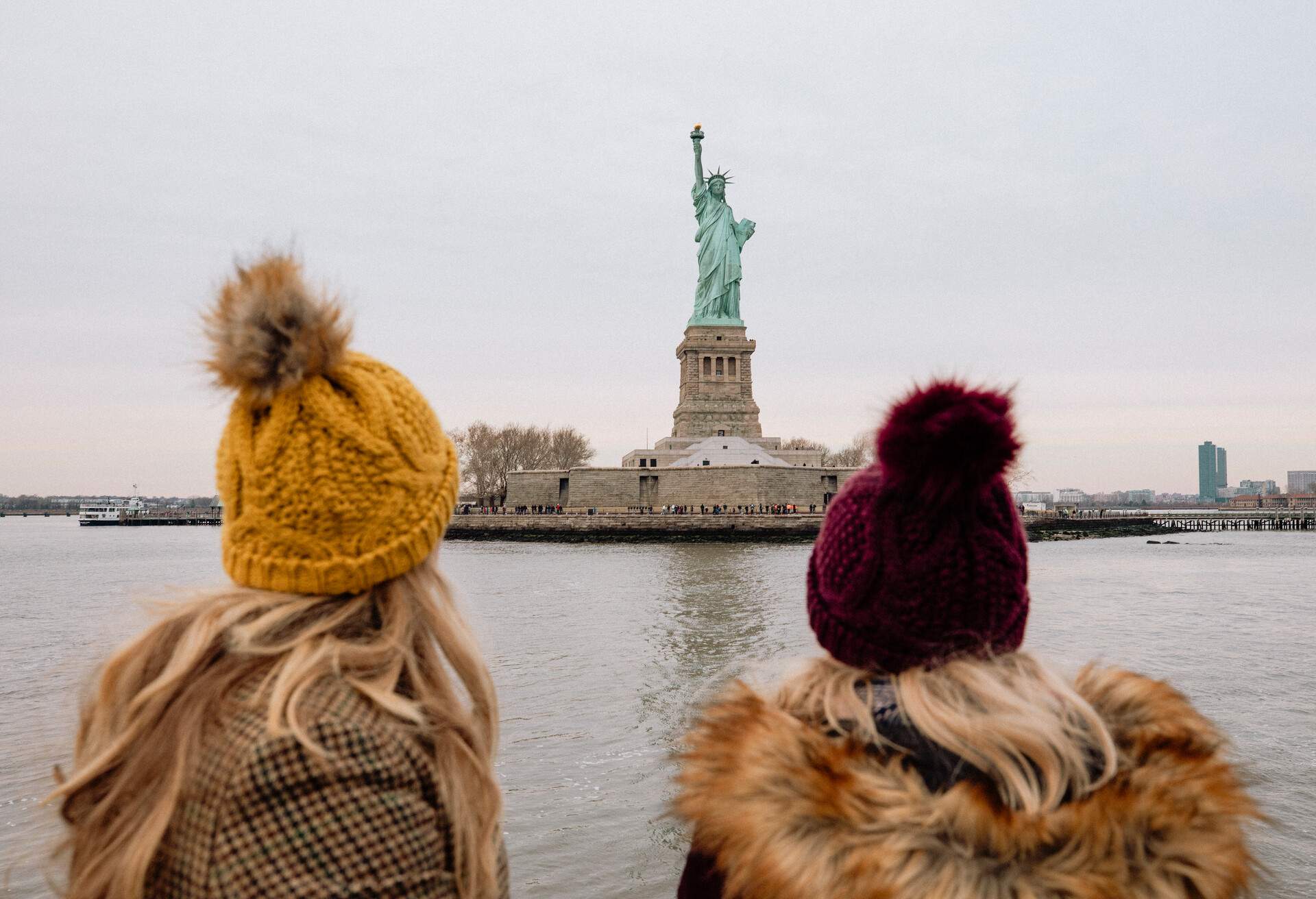 DEST_USA_AMERICA_NEW_YORK_STATUE_OF_LIBERTY_PEOPLE_WOMEN_WINTER_GettyImages-1129344019