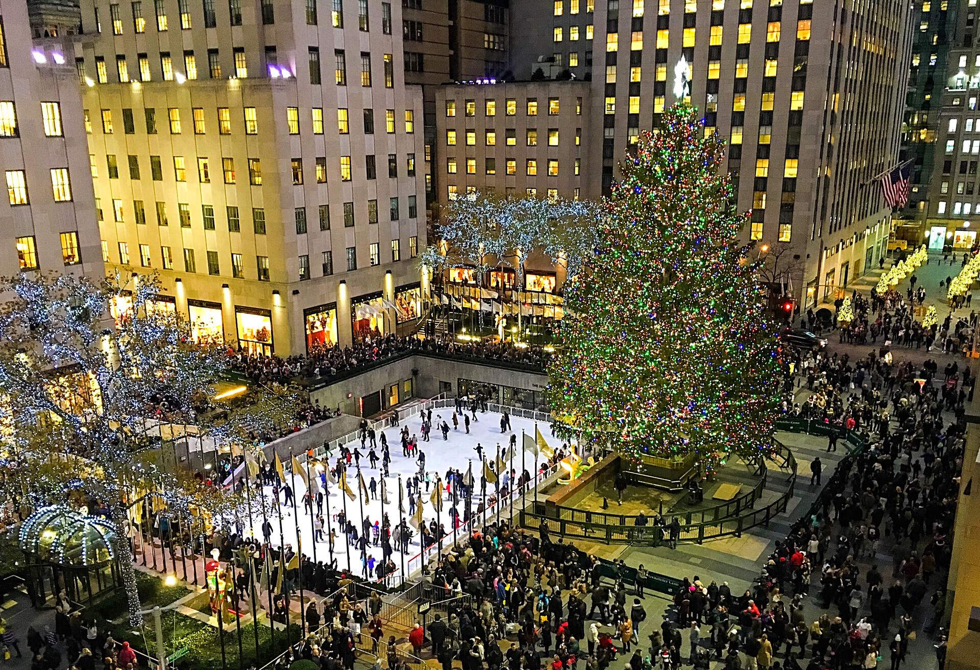 DEST_USA_NYC_NEW-YORK-CITY_ROCKEFELLER-CENTER_CHRISTMAS_GettyImages-623608524