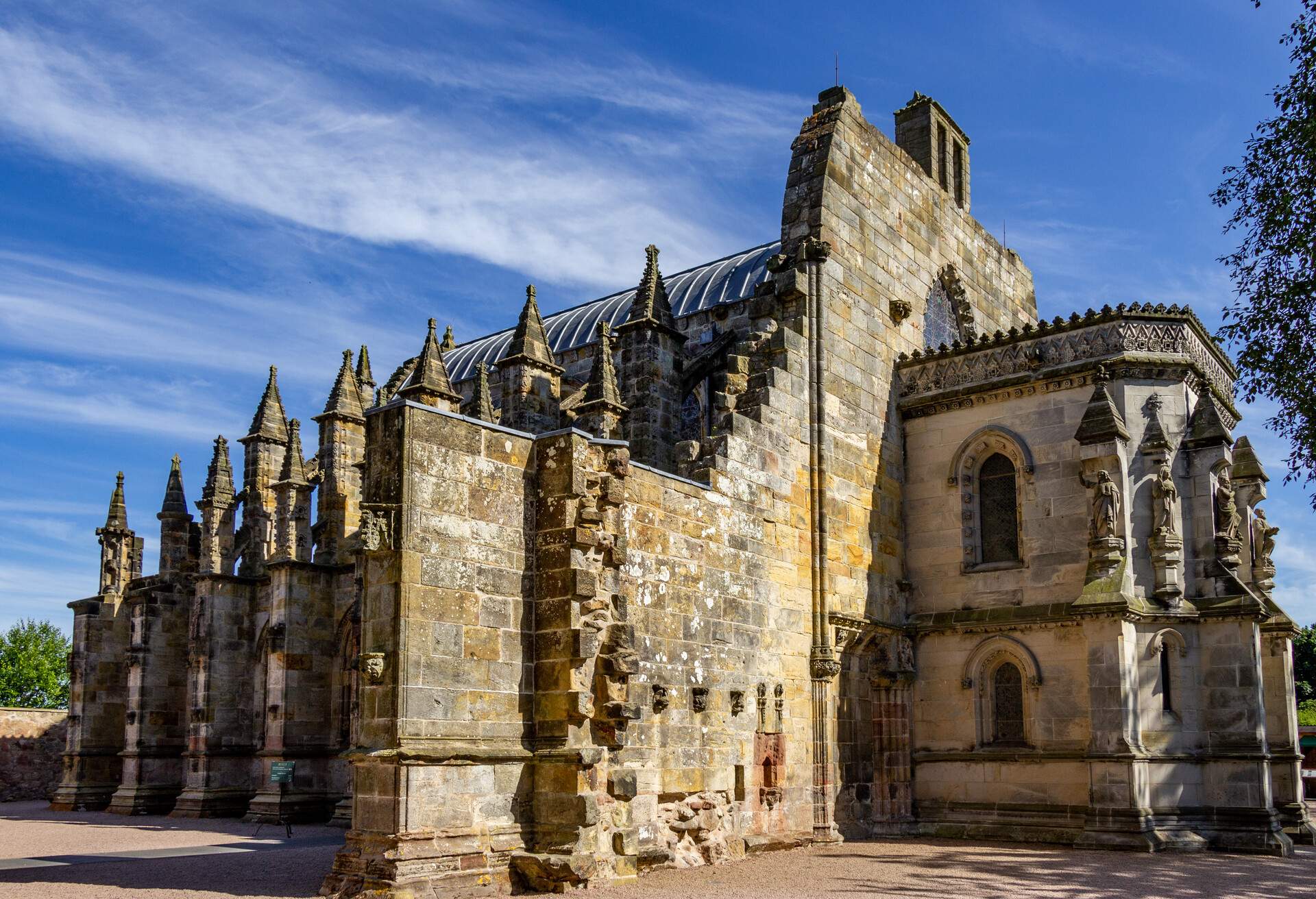 DEST_UK_SCOTLAND_EDINBURGH_ROSSLYN-CHAPEL_GettyImages-1440980835