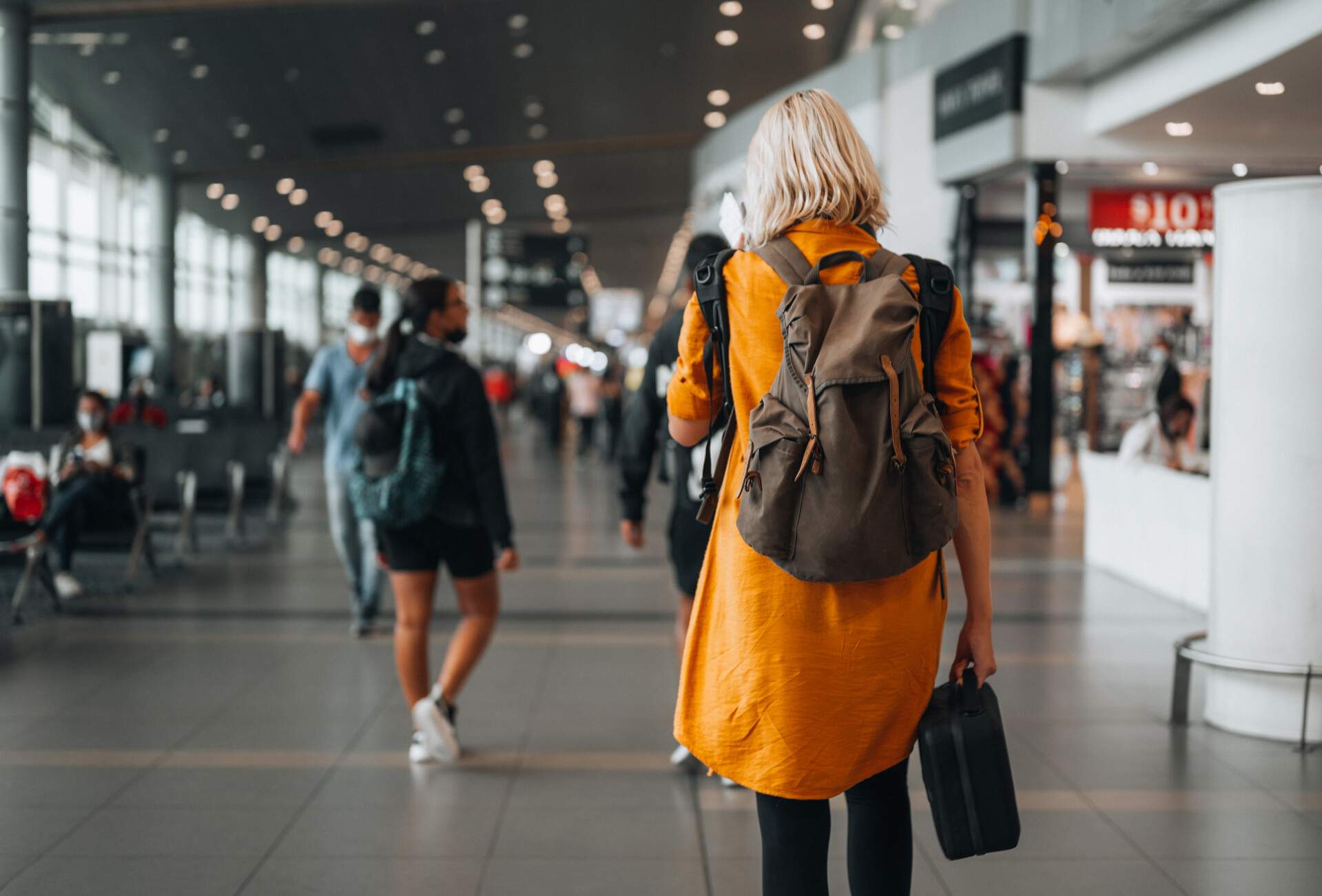 theme_travel_airport_people_solo_traveler_heading_to_a_flight_gate_luggage_gettyimages-1394456702_universal_within-usage-period_99794-3.jpg