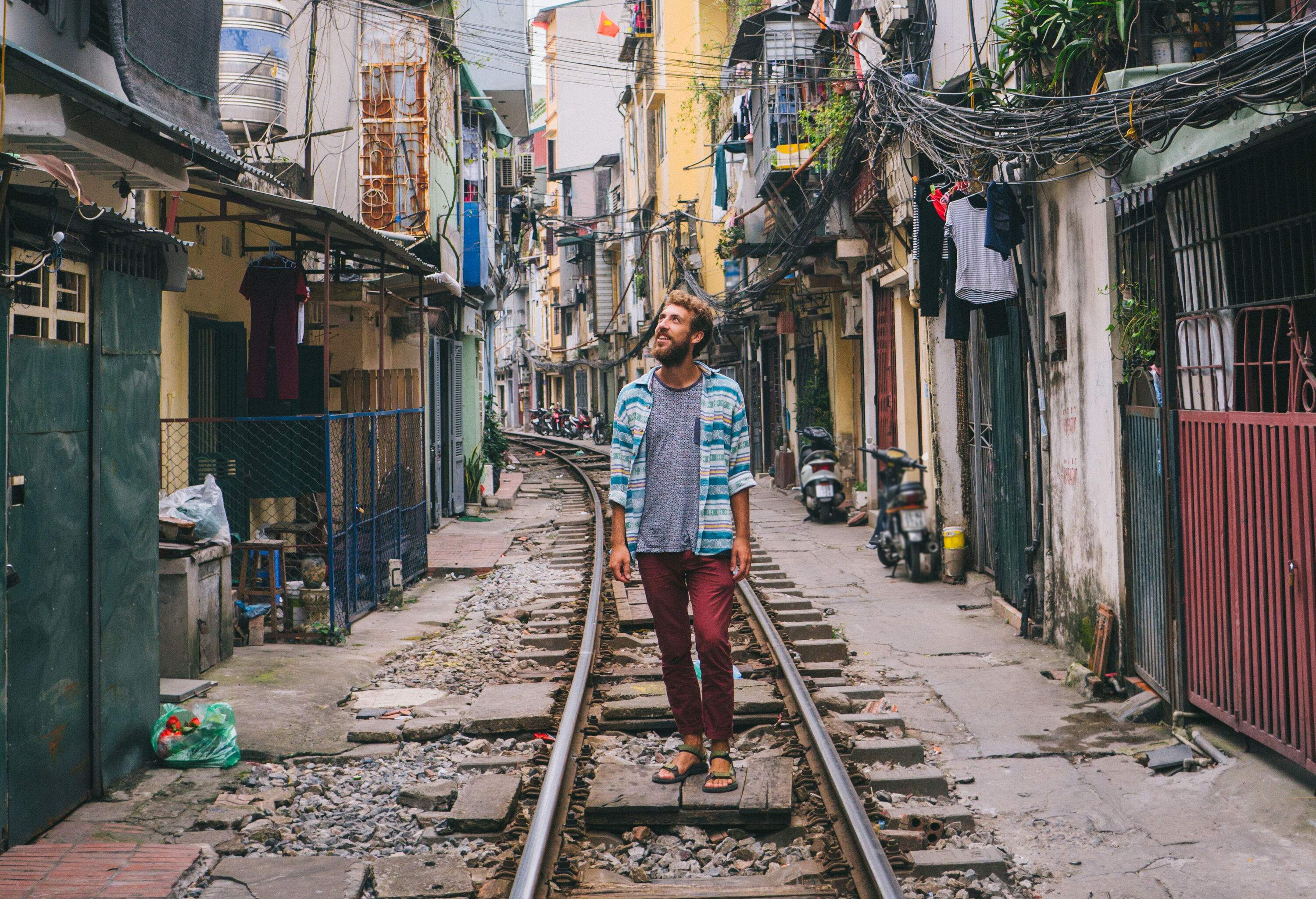 dest_vietnam_hanoi_tourist-walking-along-the-railroad-tracks_gettyimages-960805390_momondo_within-usage-period_29463