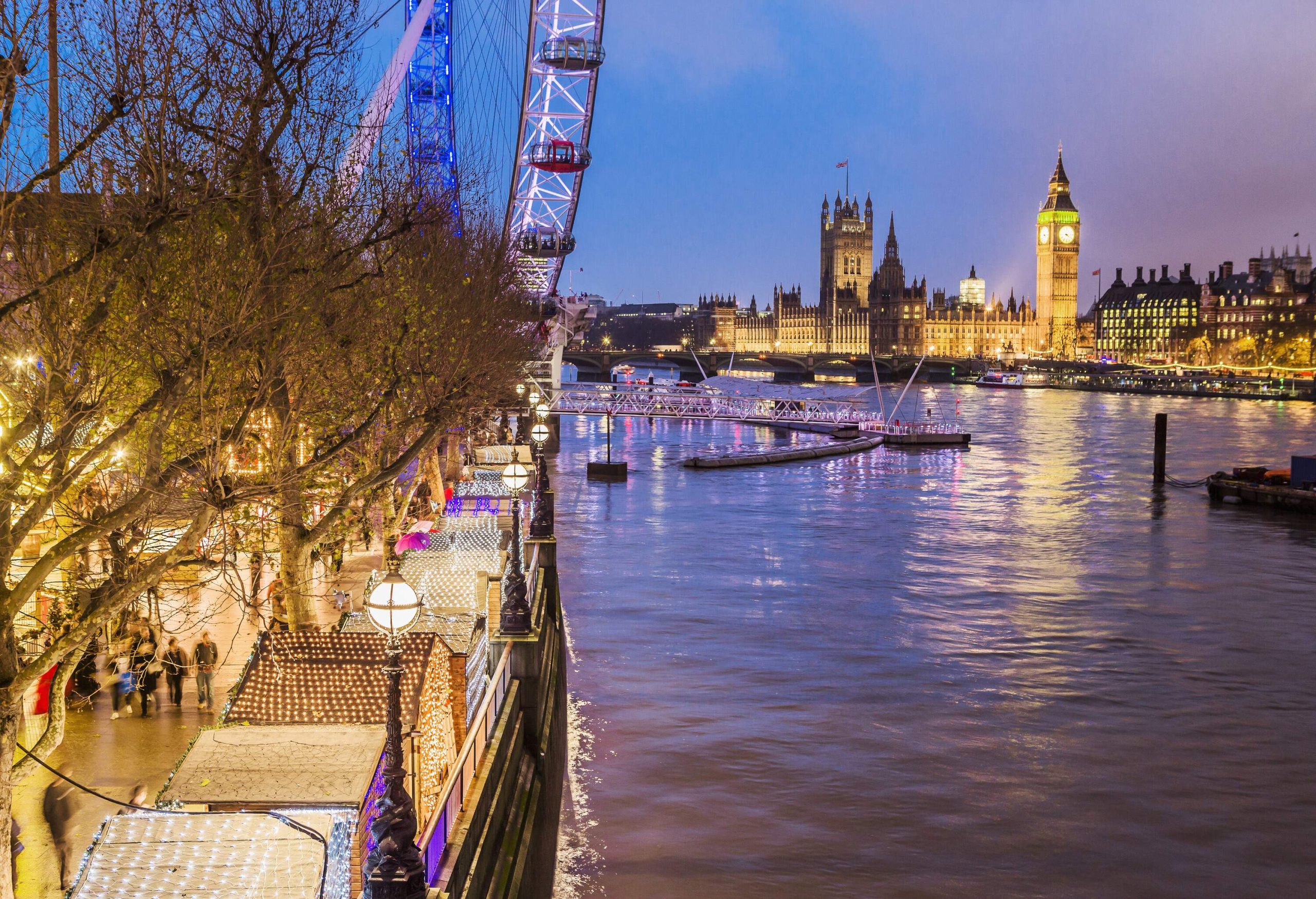 On the background the London Eye, the Palace of Westminster and the Big Ben